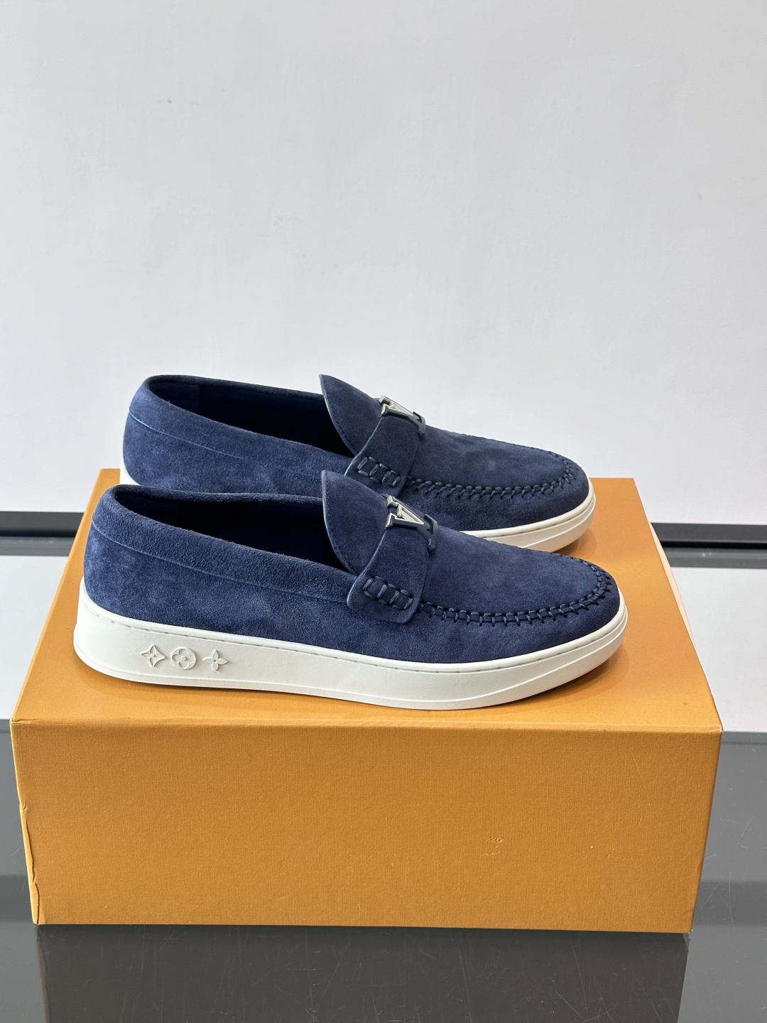 LV男士乐福鞋，采用进口麂皮，触感柔软，质感高级✨。鞋面搭配金属扣，简约又有细节感。白色橡胶鞋底，舒适耐