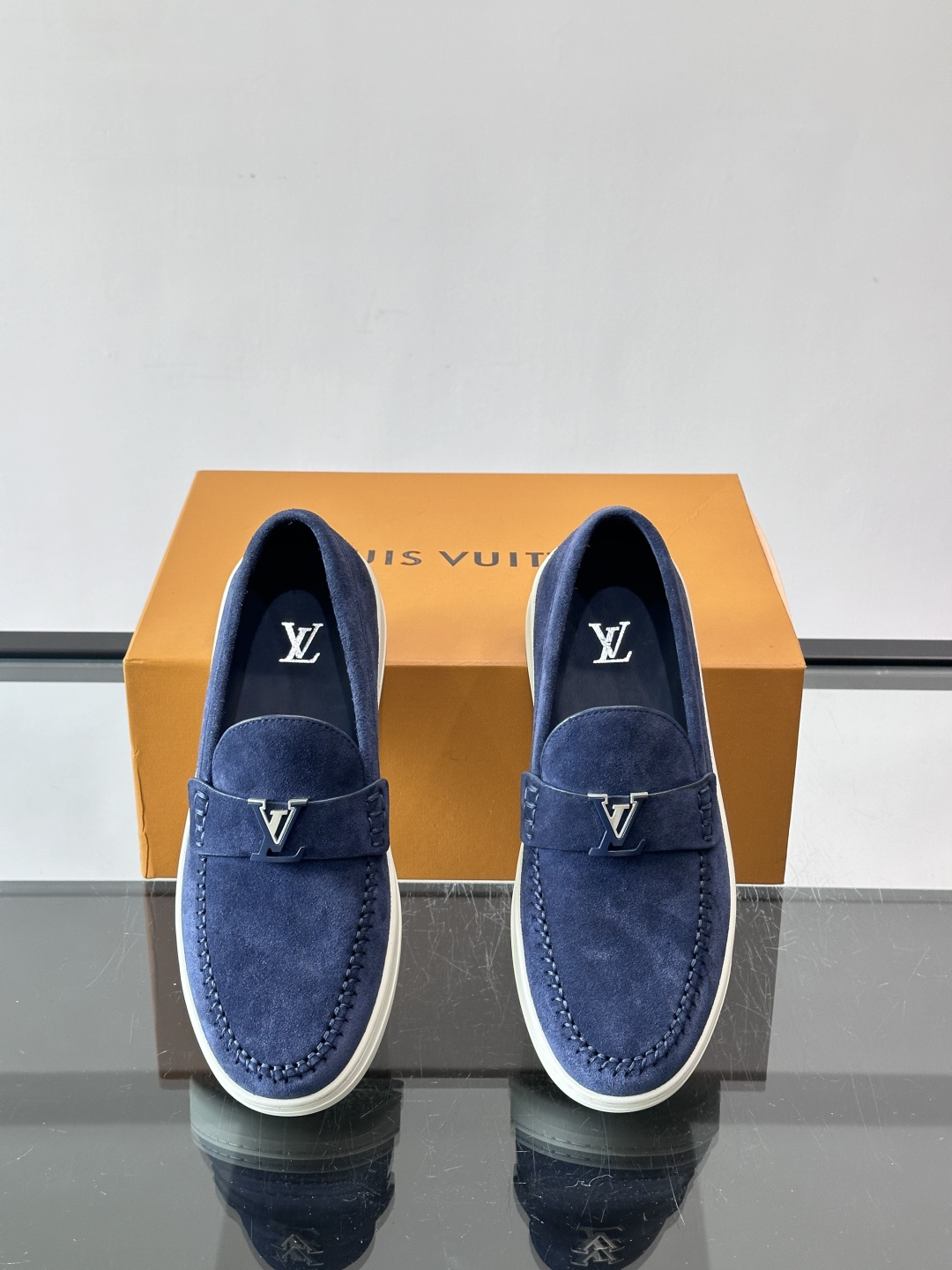 LV男士乐福鞋，采用进口麂皮，触感柔软，质感高级✨。鞋面搭配金属扣，简约又有细节感。白色橡胶鞋底，舒适耐