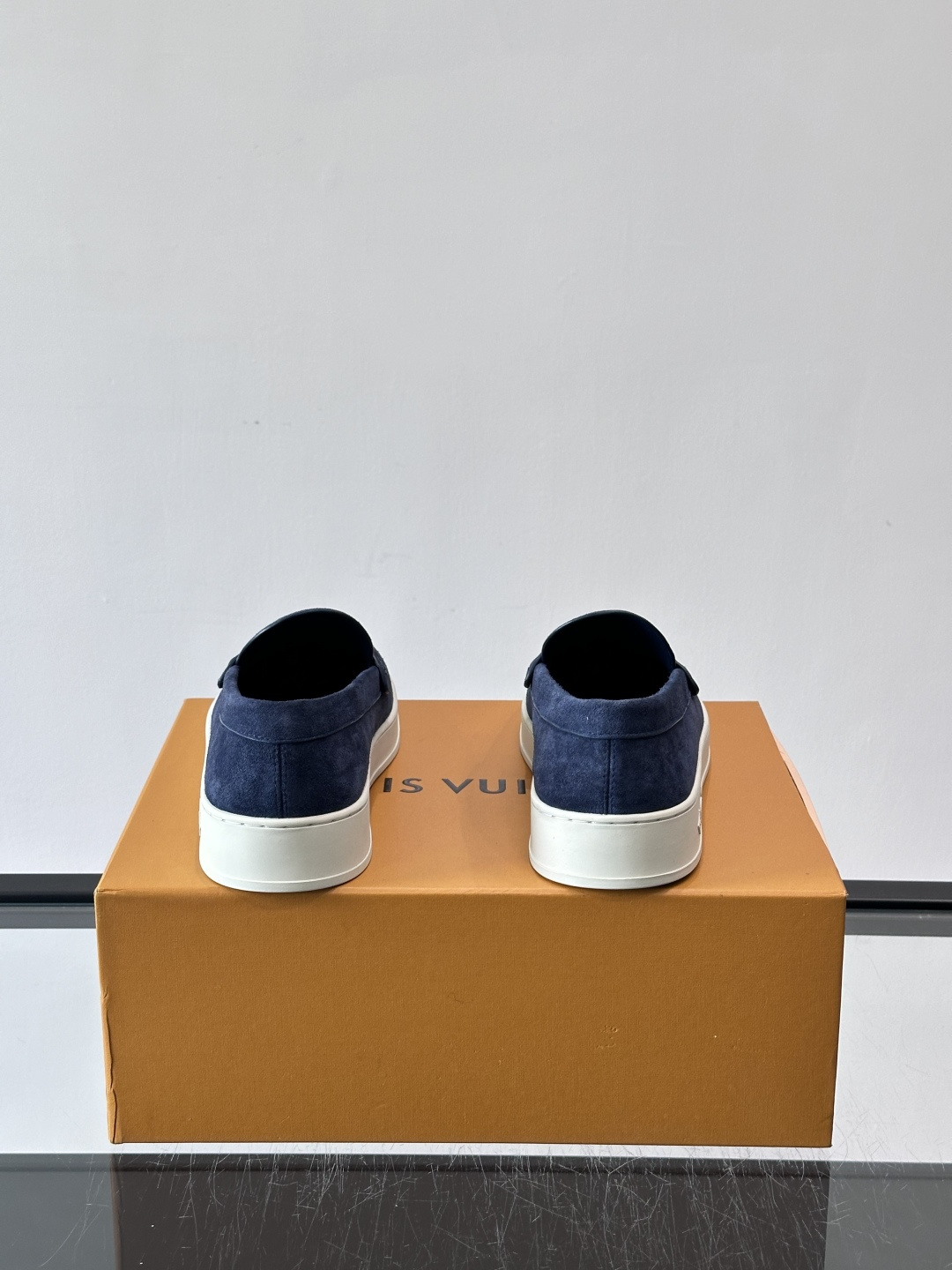 LV男士乐福鞋，采用进口麂皮，触感柔软，质感高级✨。鞋面搭配金属扣，简约又有细节感。白色橡胶鞋底，舒适耐