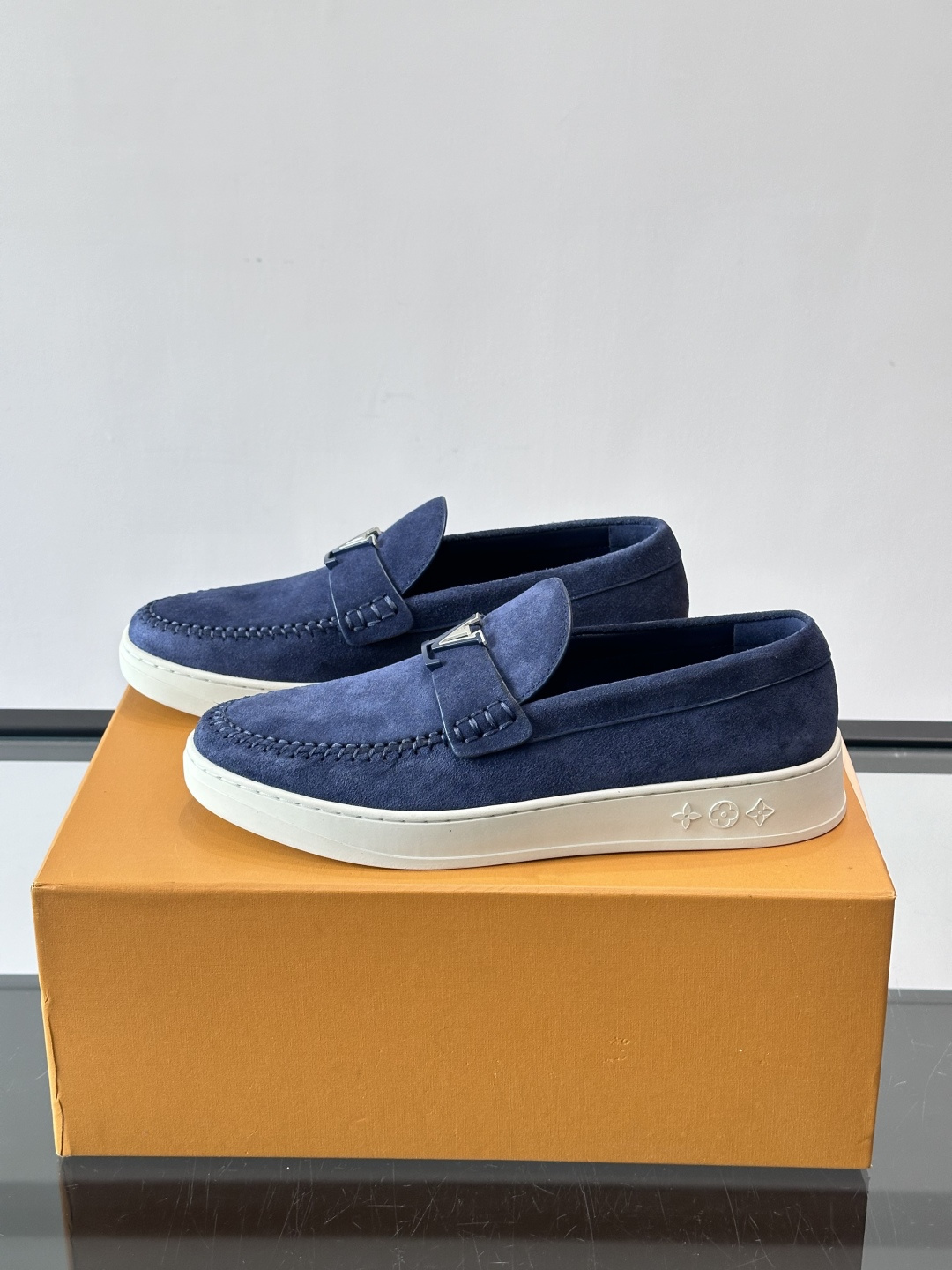 LV男士乐福鞋，采用进口麂皮，触感柔软，质感高级✨。鞋面搭配金属扣，简约又有细节感。白色橡胶鞋底，舒适耐