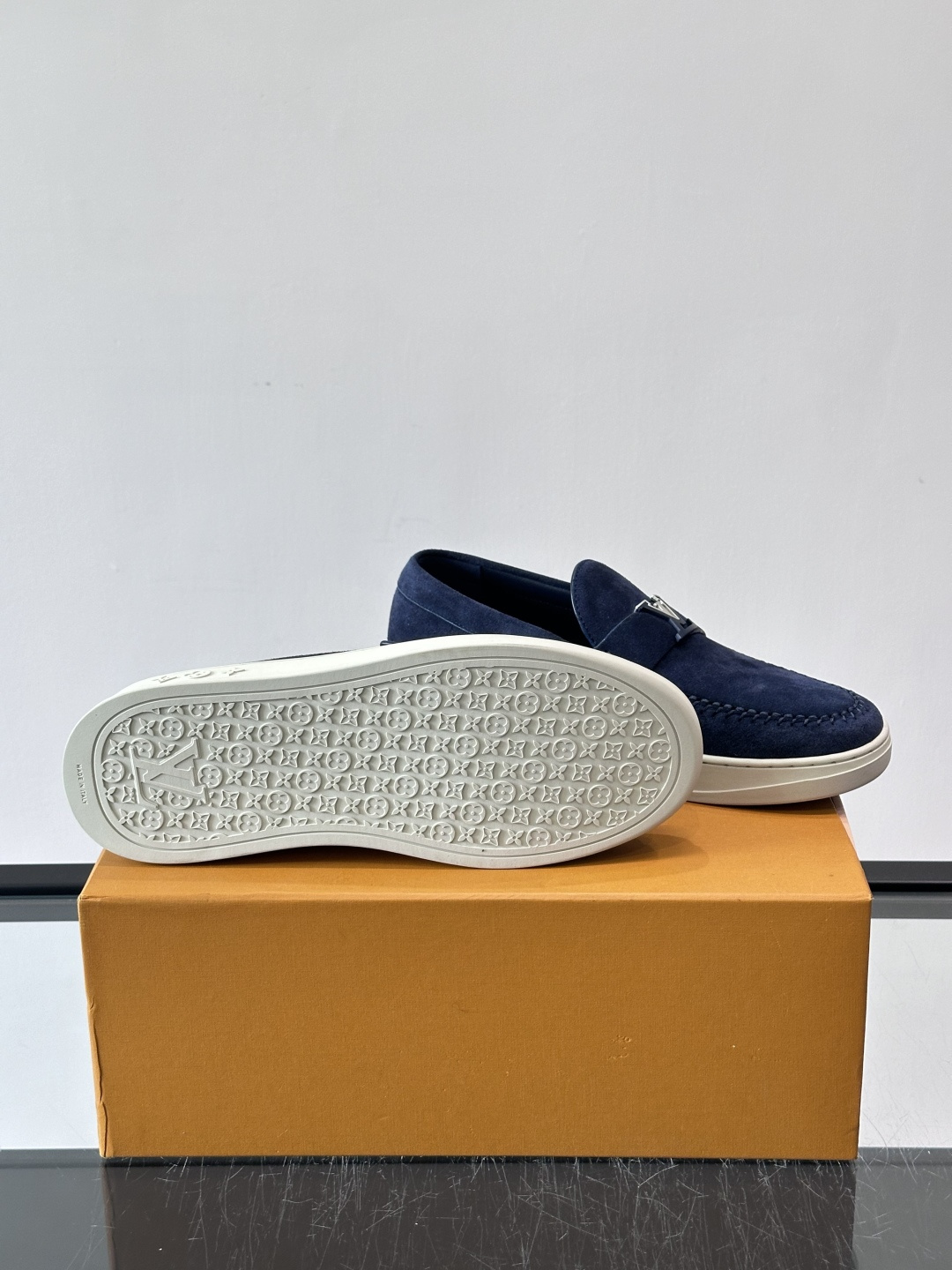 LV男士乐福鞋，采用进口麂皮，触感柔软，质感高级✨。鞋面搭配金属扣，简约又有细节感。白色橡胶鞋底，舒适耐