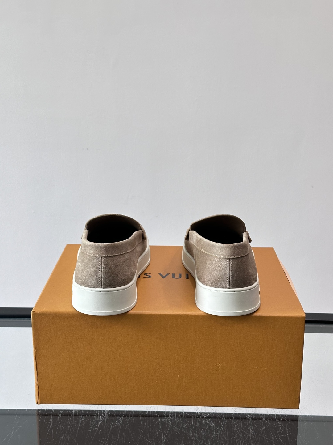 LV男士乐福鞋，采用进口麂皮，触感柔软，质感高级✨。鞋面搭配金属扣，简约又有细节感。白色橡胶鞋底，舒适耐