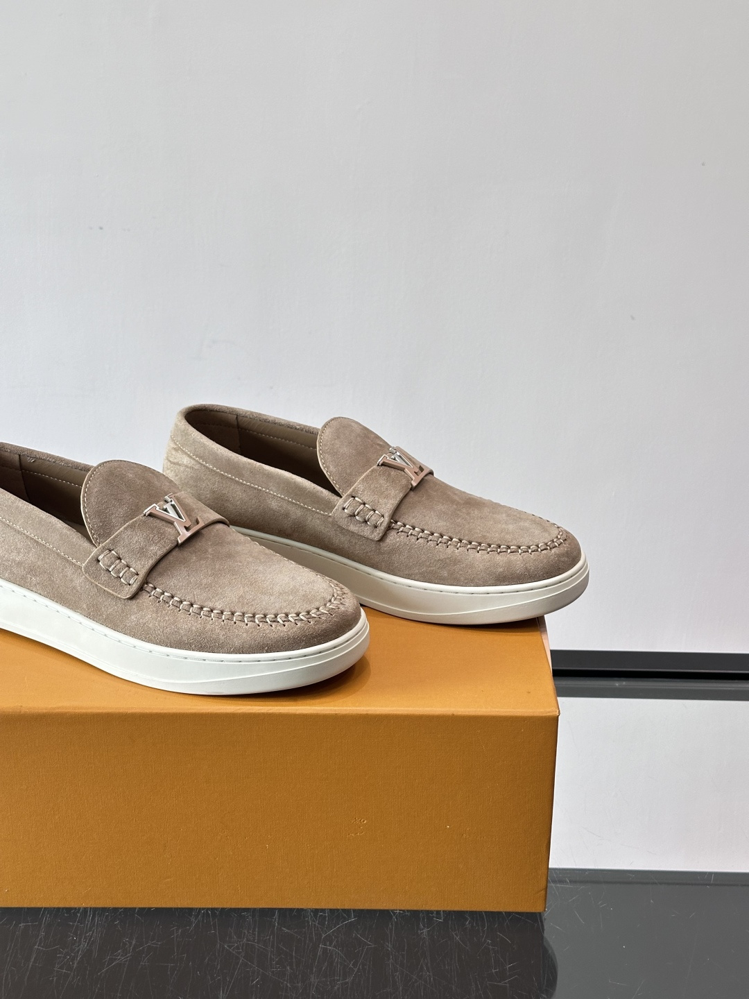 LV男士乐福鞋，采用进口麂皮，触感柔软，质感高级✨。鞋面搭配金属扣，简约又有细节感。白色橡胶鞋底，舒适耐