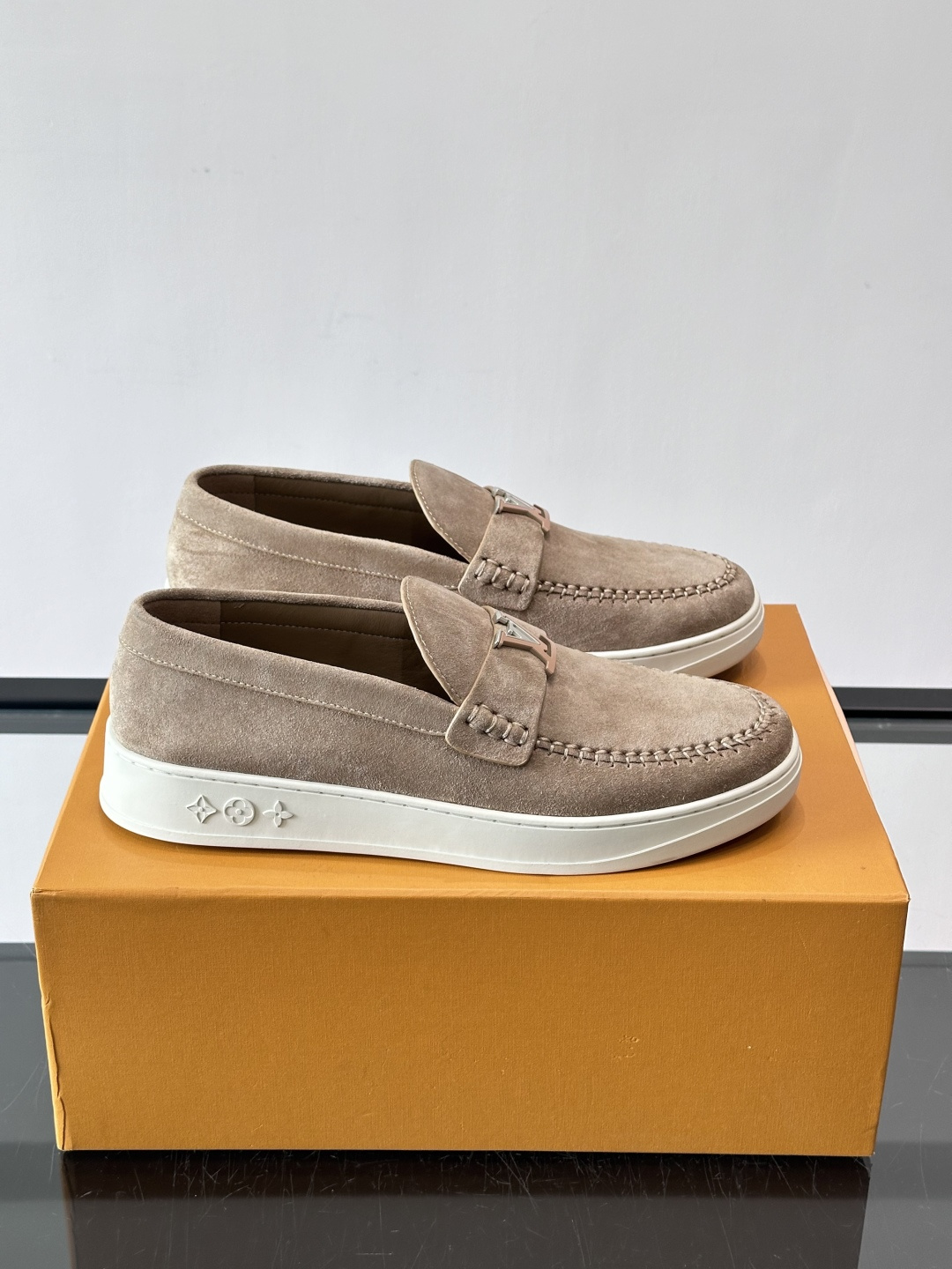 LV男士乐福鞋，采用进口麂皮，触感柔软，质感高级✨。鞋面搭配金属扣，简约又有细节感。白色橡胶鞋底，舒适耐