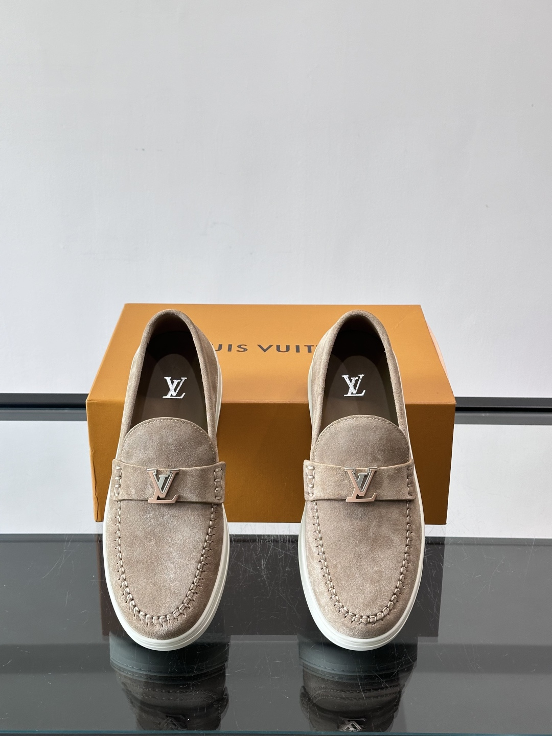 LV男士乐福鞋，采用进口麂皮，触感柔软，质感高级✨。鞋面搭配金属扣，简约又有细节感。白色橡胶鞋底，舒适耐