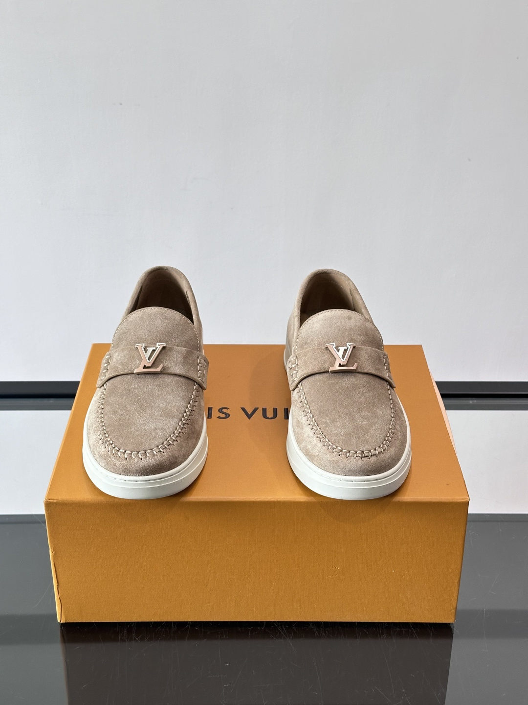 LV男士乐福鞋，采用进口麂皮，触感柔软，质感高级✨。鞋面搭配金属扣，简约又有细节感。白色橡胶鞋底，舒适耐