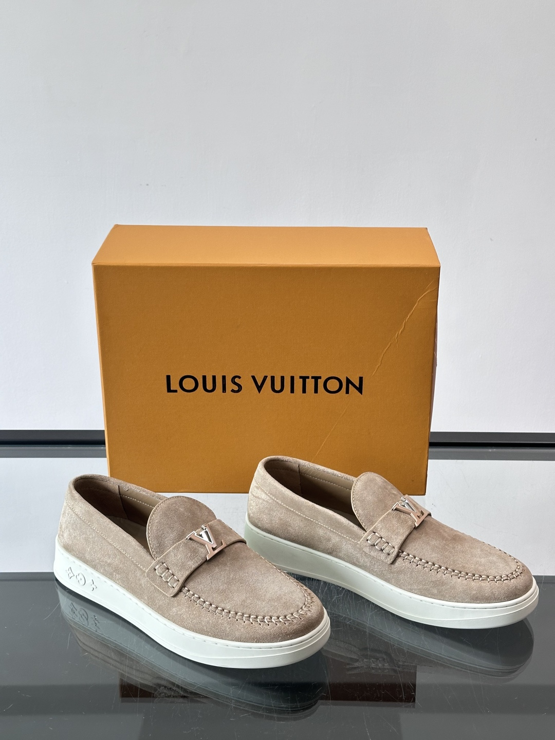 LV男士乐福鞋，采用进口麂皮，触感柔软，质感高级✨。鞋面搭配金属扣，简约又有细节感。白色橡胶鞋底，舒适耐
