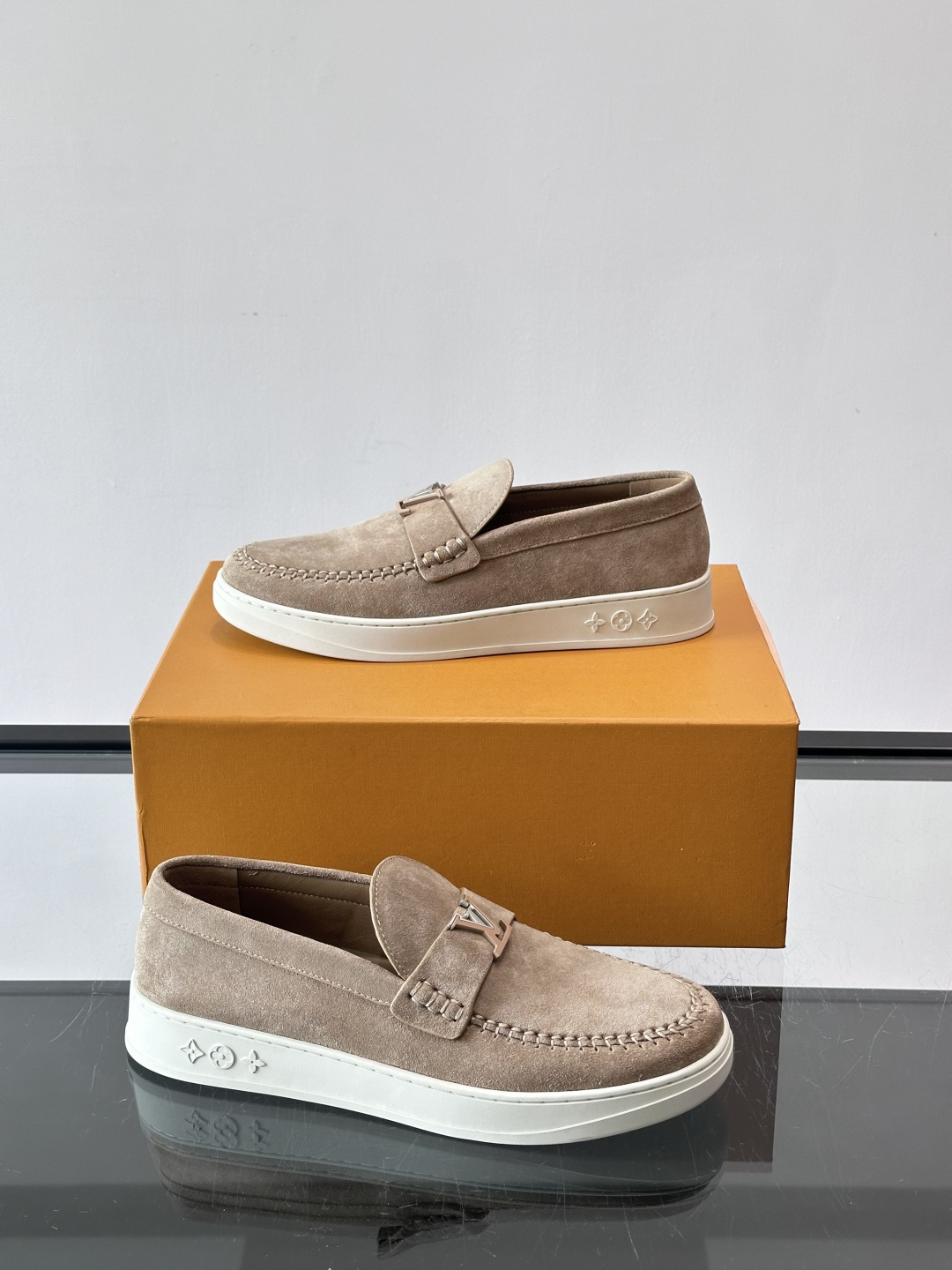 LV男士乐福鞋，采用进口麂皮，触感柔软，质感高级✨。鞋面搭配金属扣，简约又有细节感。白色橡胶鞋底，舒适耐