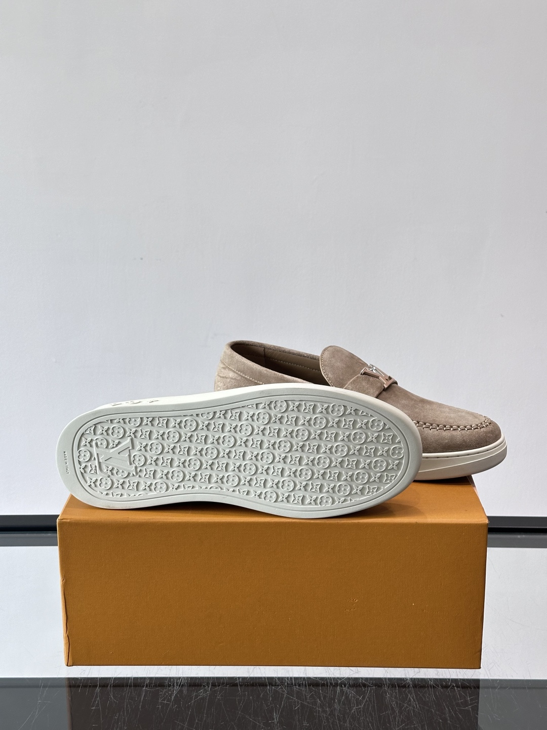 LV男士乐福鞋，采用进口麂皮，触感柔软，质感高级✨。鞋面搭配金属扣，简约又有细节感。白色橡胶鞋底，舒适耐