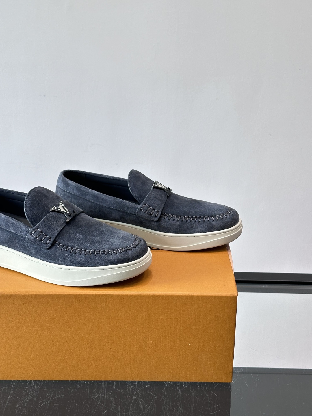 LV男士乐福鞋，采用进口麂皮，触感柔软，质感高级✨。鞋面搭配金属扣，简约又有细节感。白色橡胶鞋底，舒适耐