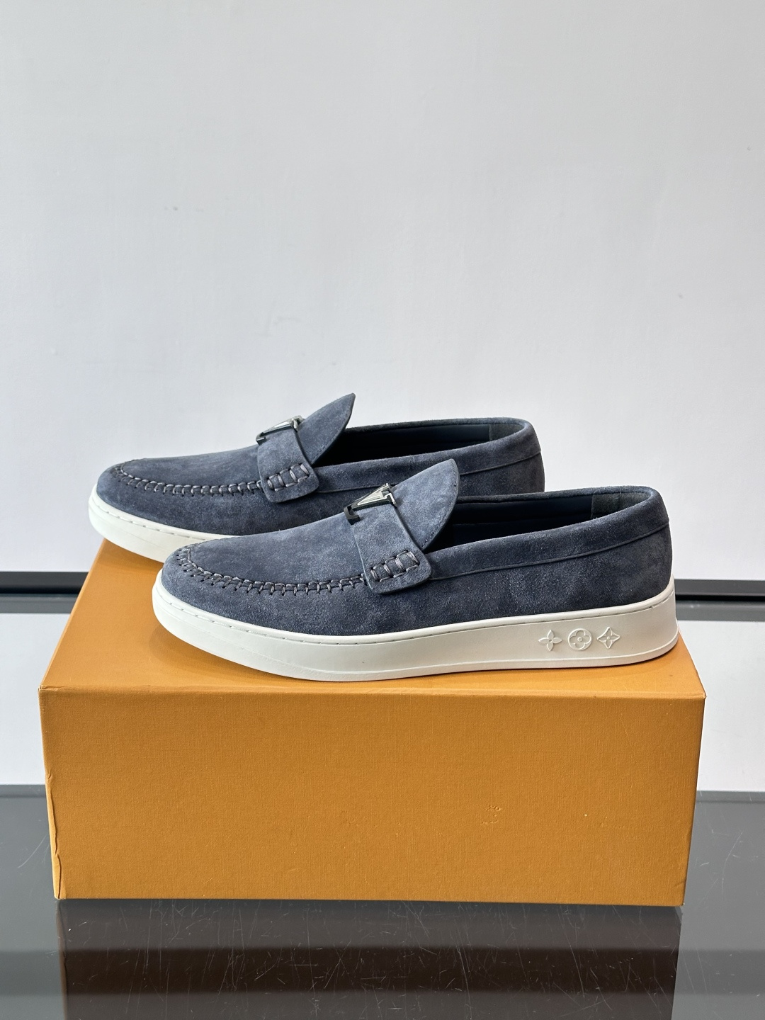 LV男士乐福鞋，采用进口麂皮，触感柔软，质感高级✨。鞋面搭配金属扣，简约又有细节感。白色橡胶鞋底，舒适耐