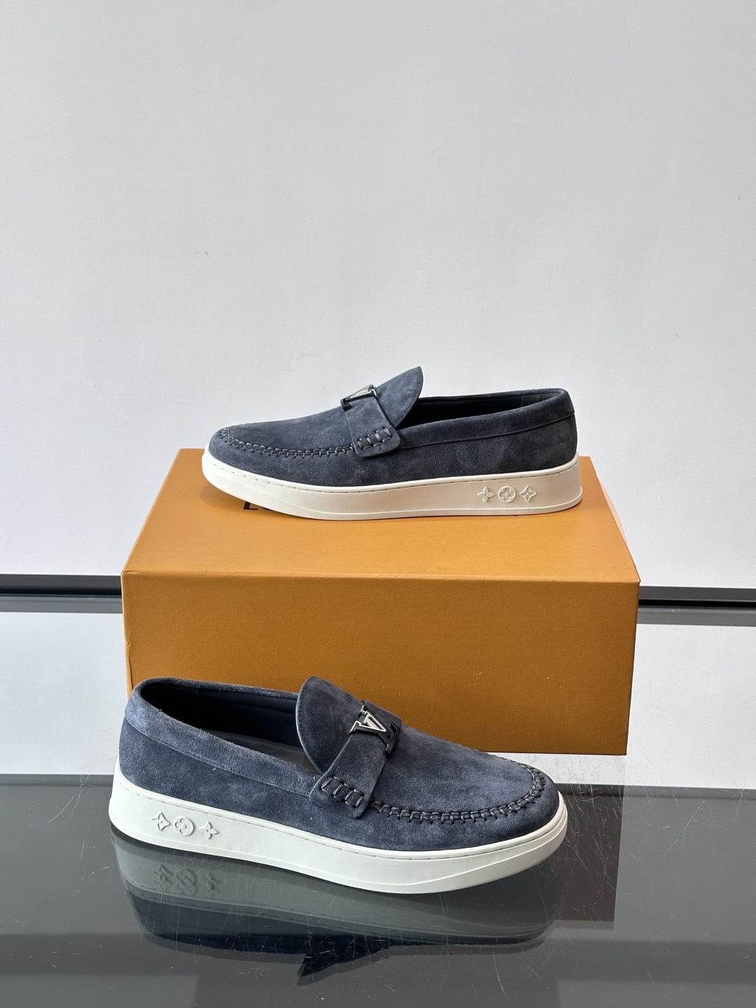 LV男士乐福鞋，采用进口麂皮，触感柔软，质感高级✨。鞋面搭配金属扣，简约又有细节感。白色橡胶鞋底，舒适耐