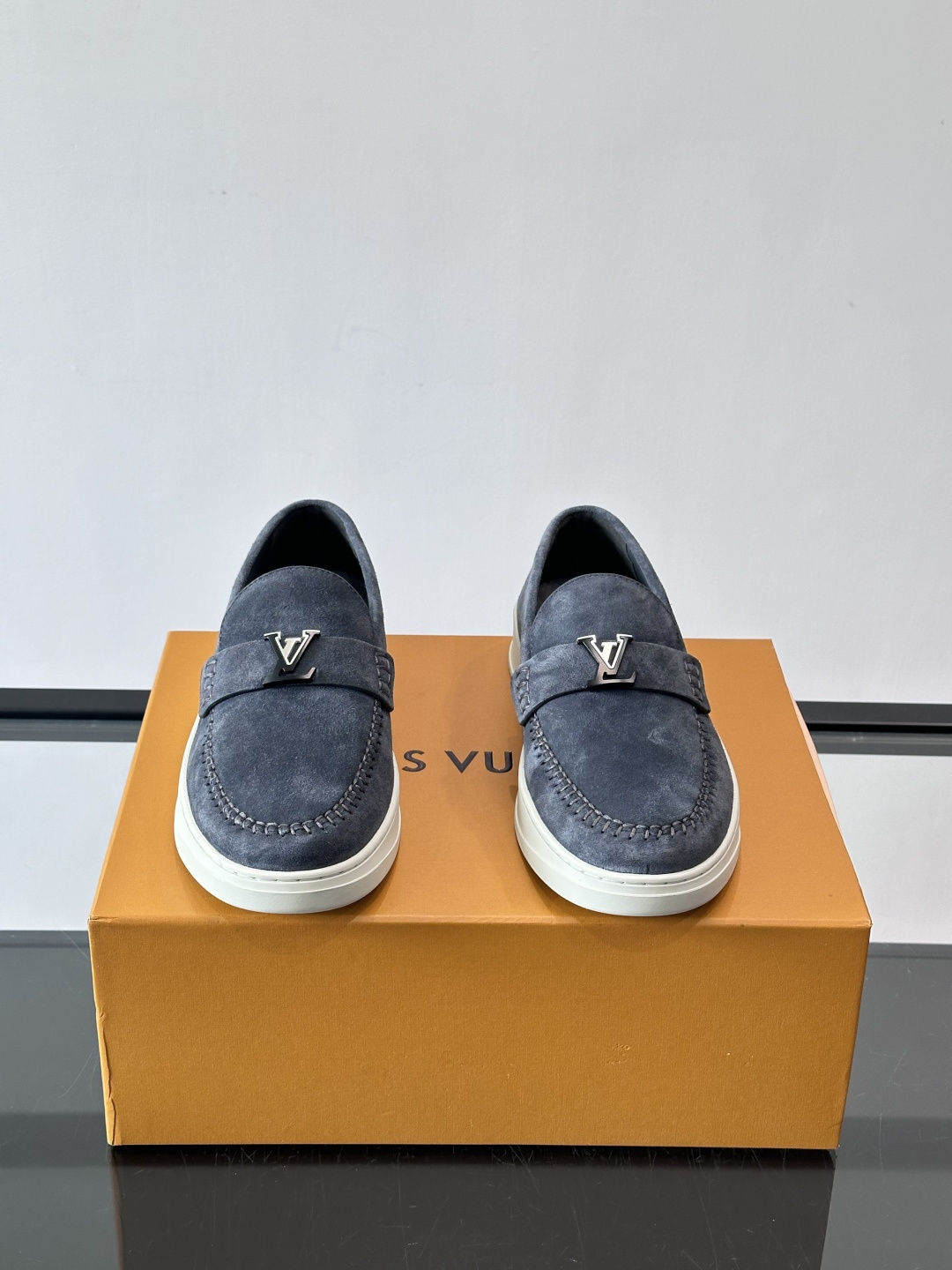 LV男士乐福鞋，采用进口麂皮，触感柔软，质感高级✨。鞋面搭配金属扣，简约又有细节感。白色橡胶鞋底，舒适耐