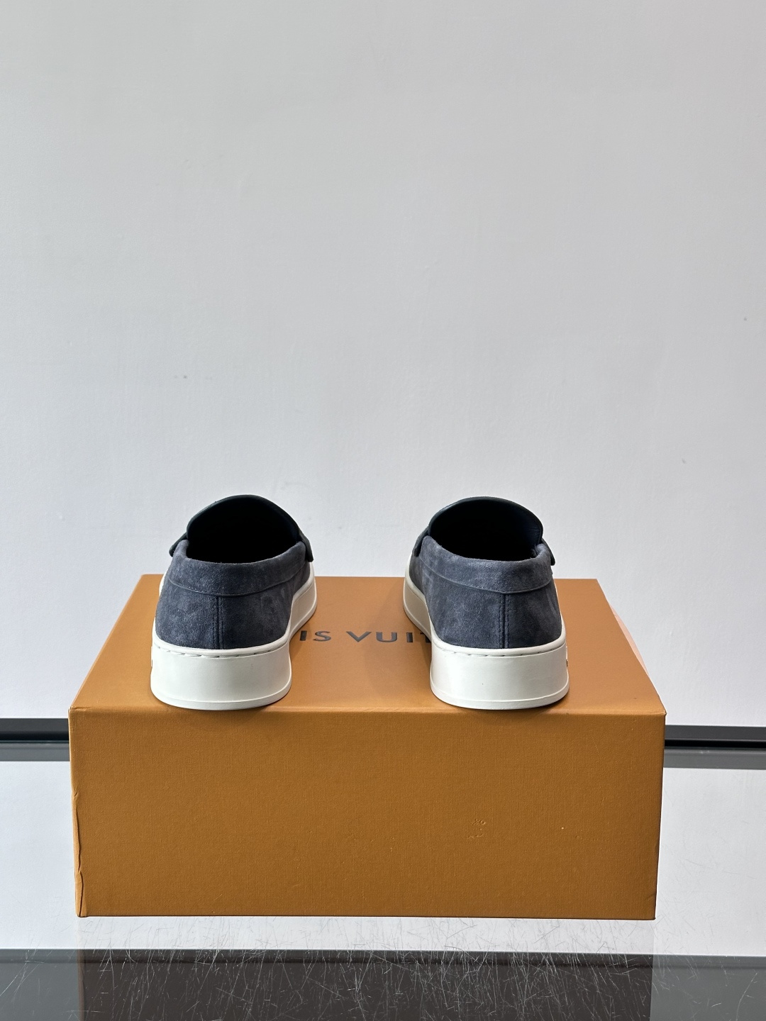 LV男士乐福鞋，采用进口麂皮，触感柔软，质感高级✨。鞋面搭配金属扣，简约又有细节感。白色橡胶鞋底，舒适耐