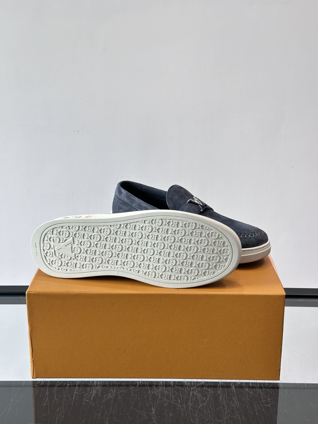 LV男士乐福鞋，采用进口麂皮，触感柔软，质感高级✨。鞋面搭配金属扣，简约又有细节感。白色橡胶鞋底，舒适耐