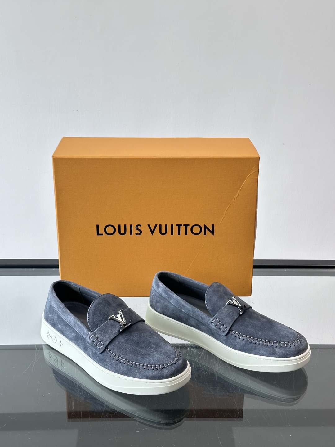 LV男士乐福鞋，采用进口麂皮，触感柔软，质感高级✨。鞋面搭配金属扣，简约又有细节感。白色橡胶鞋底，舒适耐