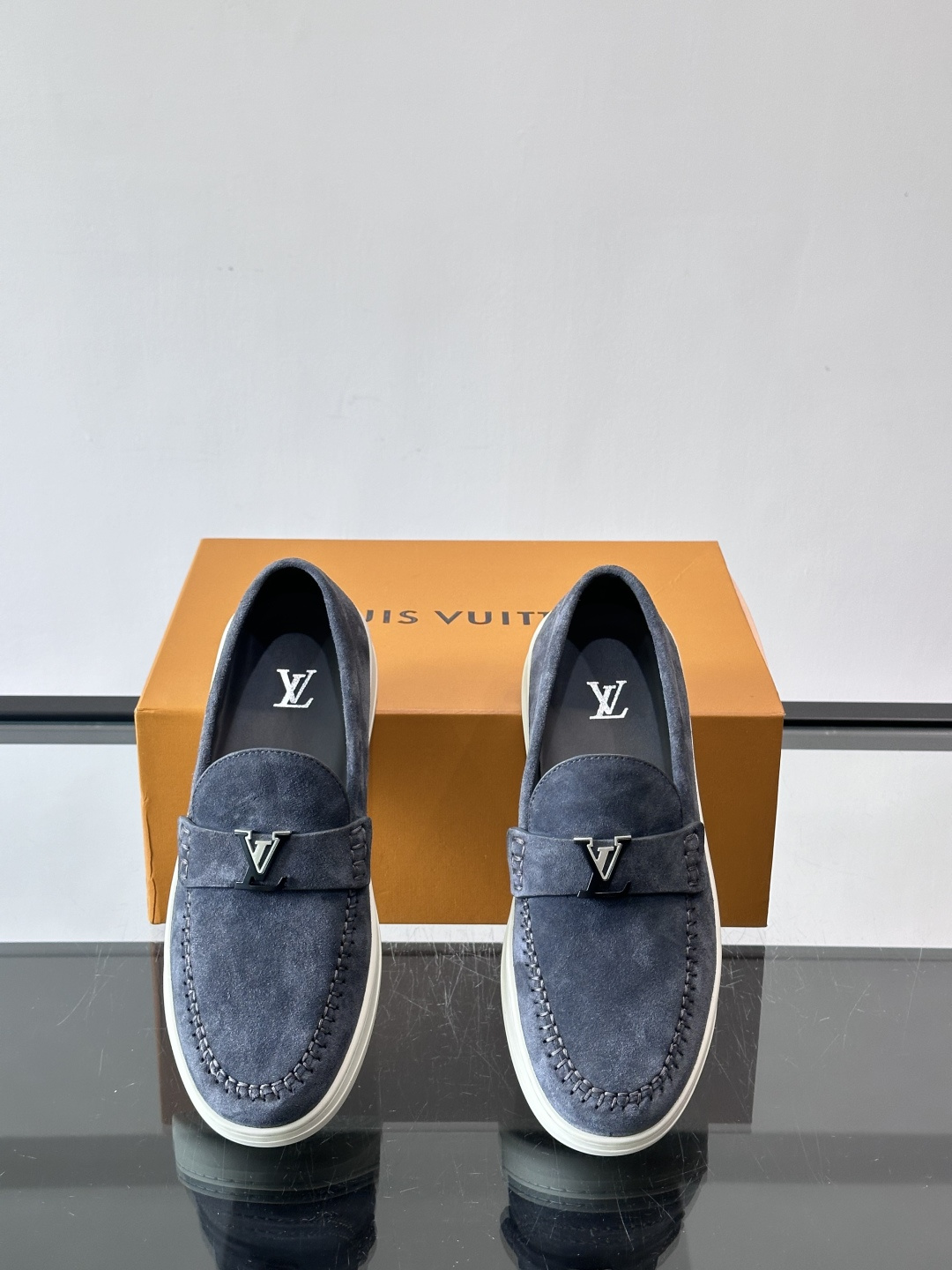LV男士乐福鞋，采用进口麂皮，触感柔软，质感高级✨。鞋面搭配金属扣，简约又有细节感。白色橡胶鞋底，舒适耐