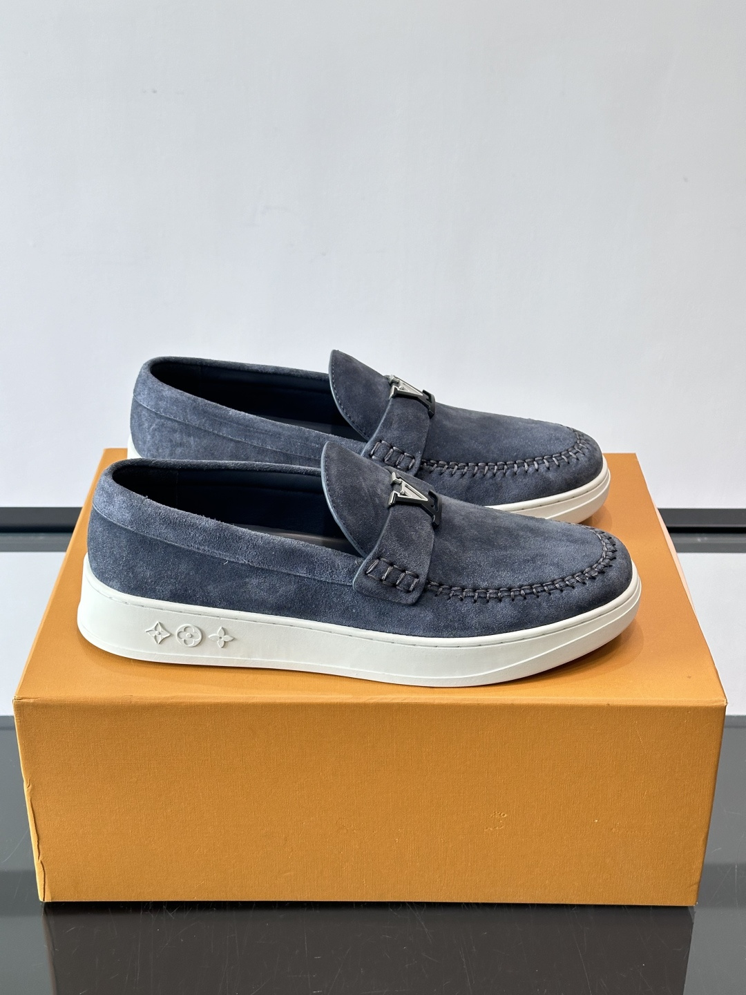 LV男士乐福鞋，采用进口麂皮，触感柔软，质感高级✨。鞋面搭配金属扣，简约又有细节感。白色橡胶鞋底，舒适耐