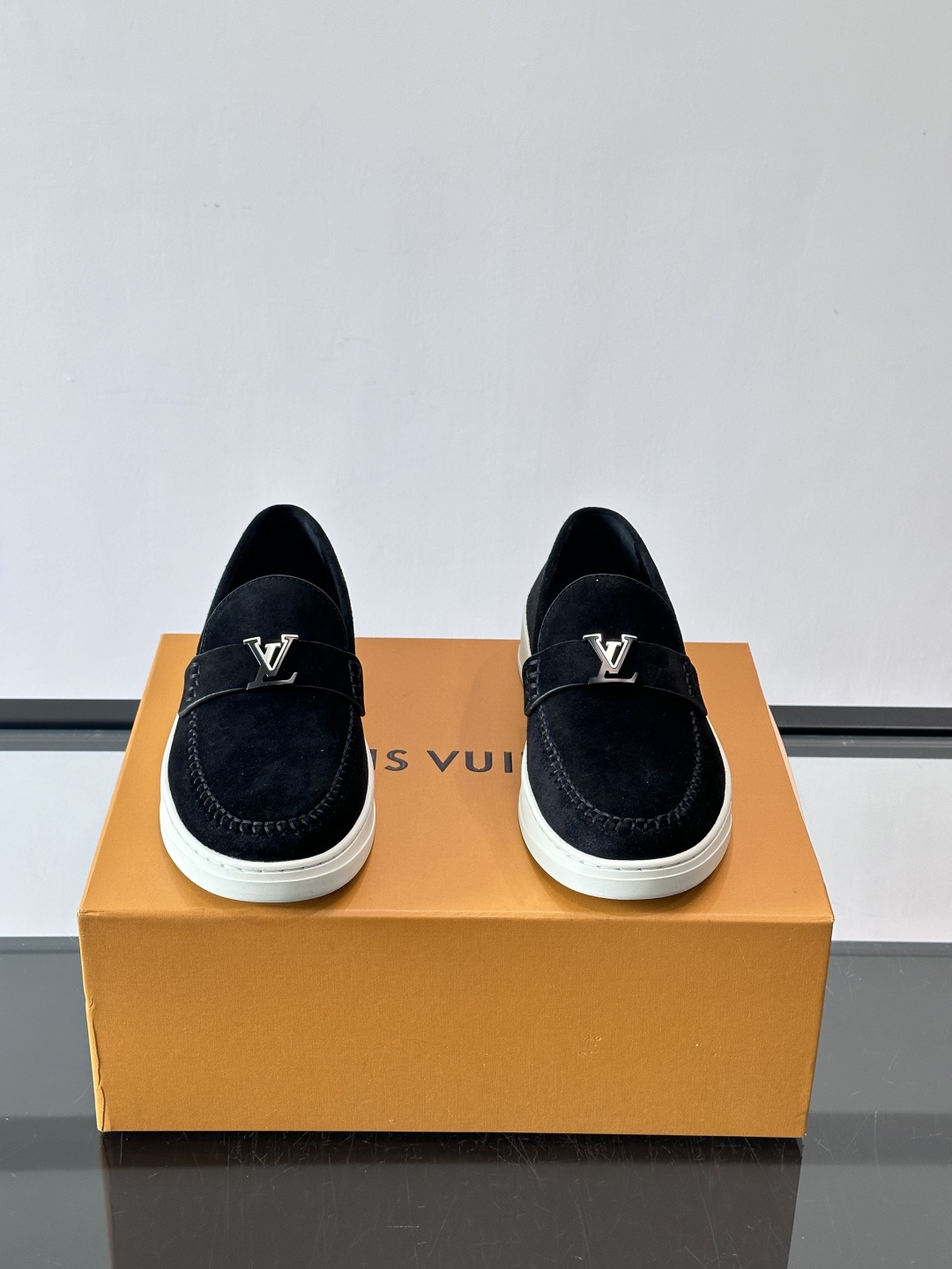 LV男士乐福鞋，采用进口麂皮，触感柔软，质感高级✨。鞋面搭配金属扣，简约又有细节感。白色橡胶鞋底，舒适耐