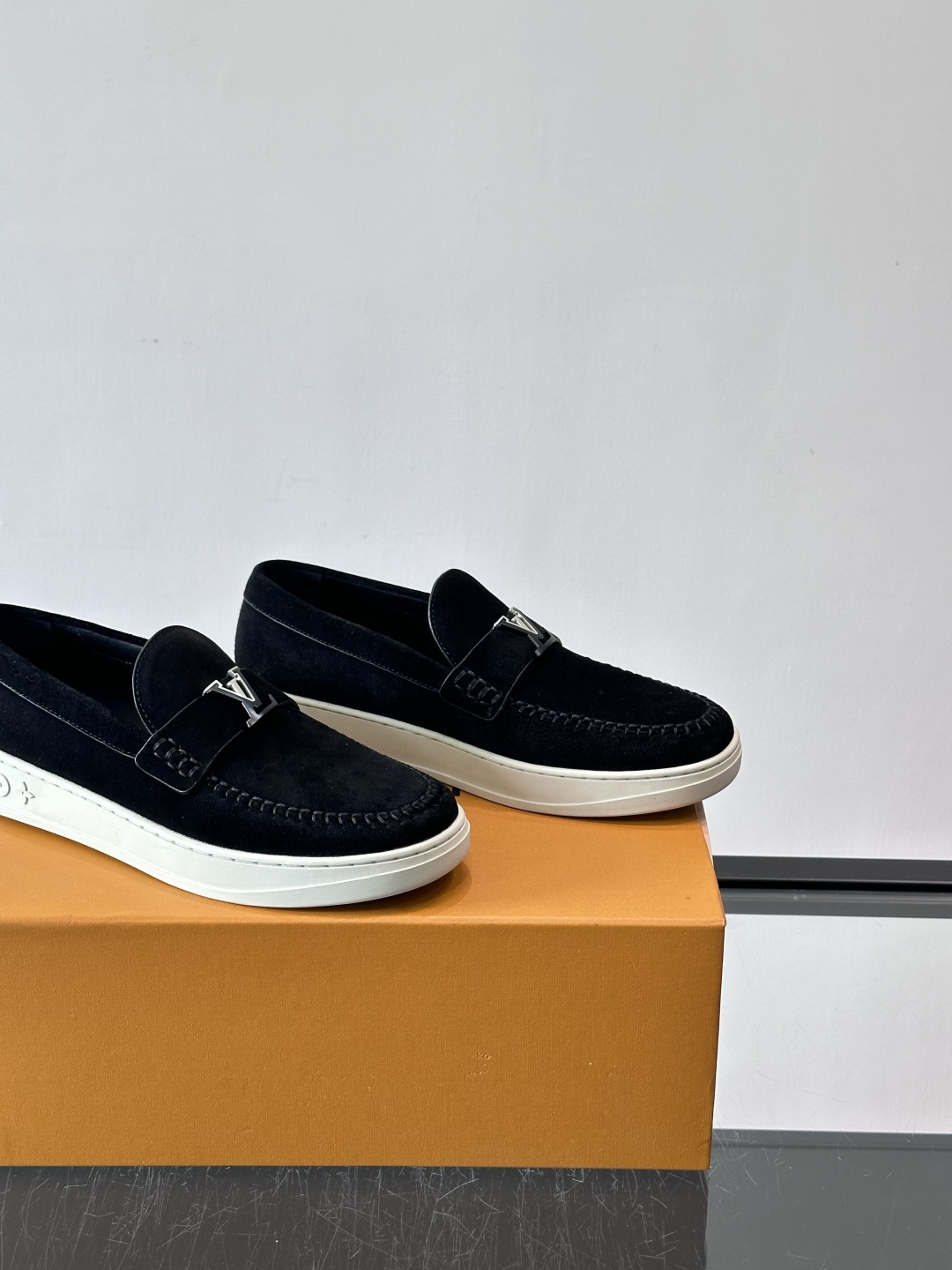 LV男士乐福鞋，采用进口麂皮，触感柔软，质感高级✨。鞋面搭配金属扣，简约又有细节感。白色橡胶鞋底，舒适耐