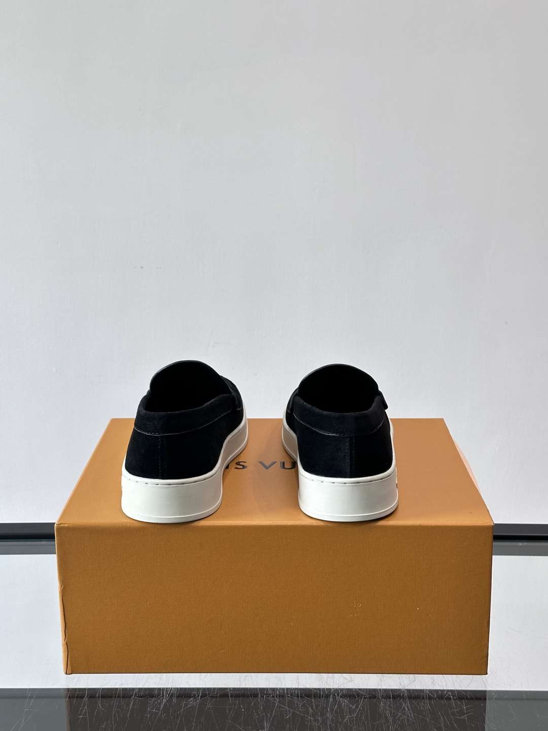 LV男士乐福鞋，采用进口麂皮，触感柔软，质感高级✨。鞋面搭配金属扣，简约又有细节感。白色橡胶鞋底，舒适耐