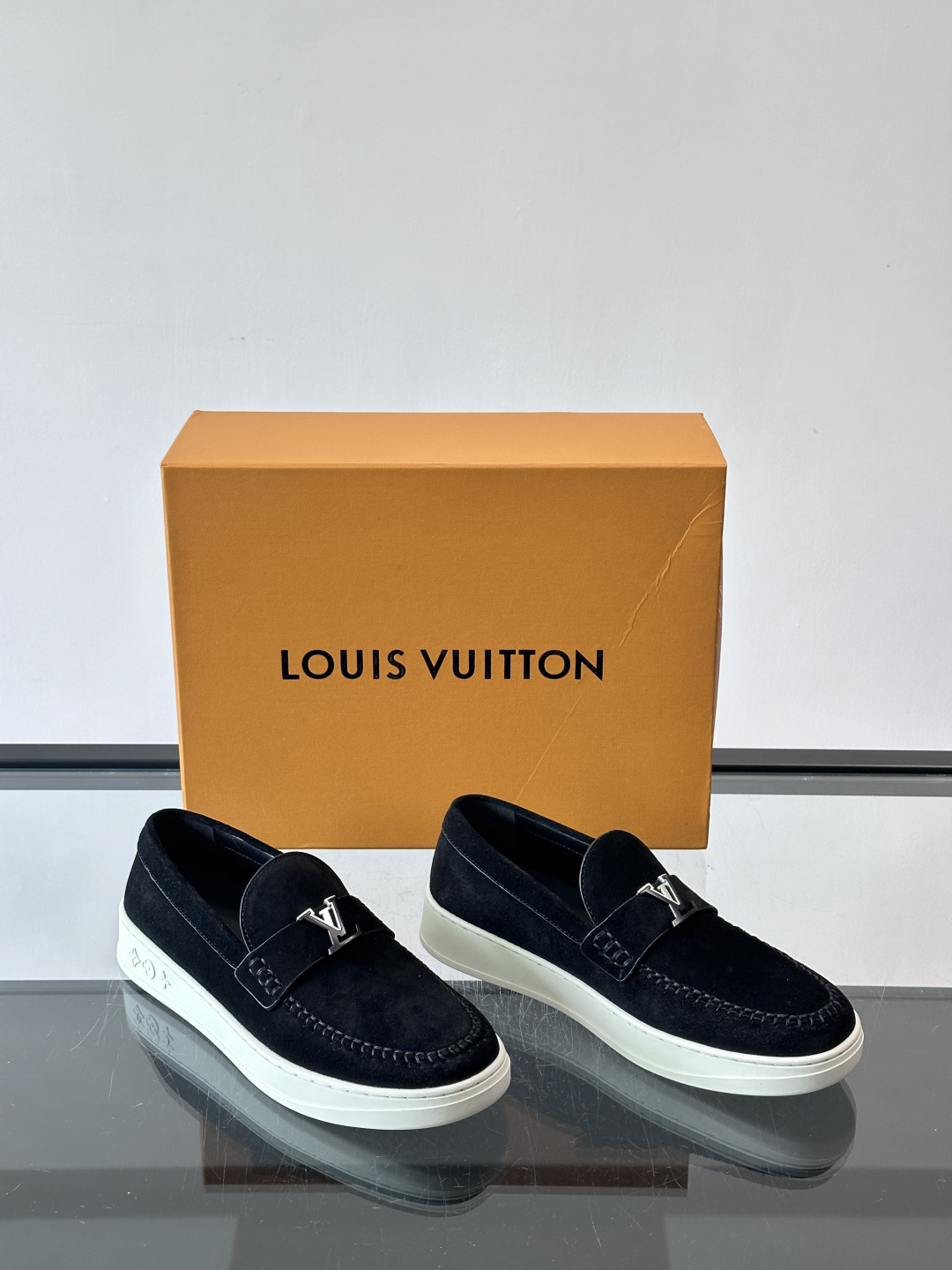 LV男士乐福鞋，采用进口麂皮，触感柔软，质感高级✨。鞋面搭配金属扣，简约又有细节感。白色橡胶鞋底，舒适耐