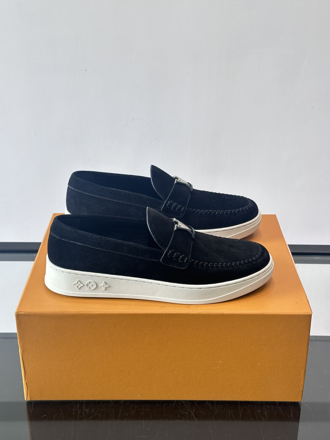 LV男士乐福鞋，采用进口麂皮，触感柔软，质感高级✨。鞋面搭配金属扣，简约又有细节感。白色橡胶鞋底，舒适耐