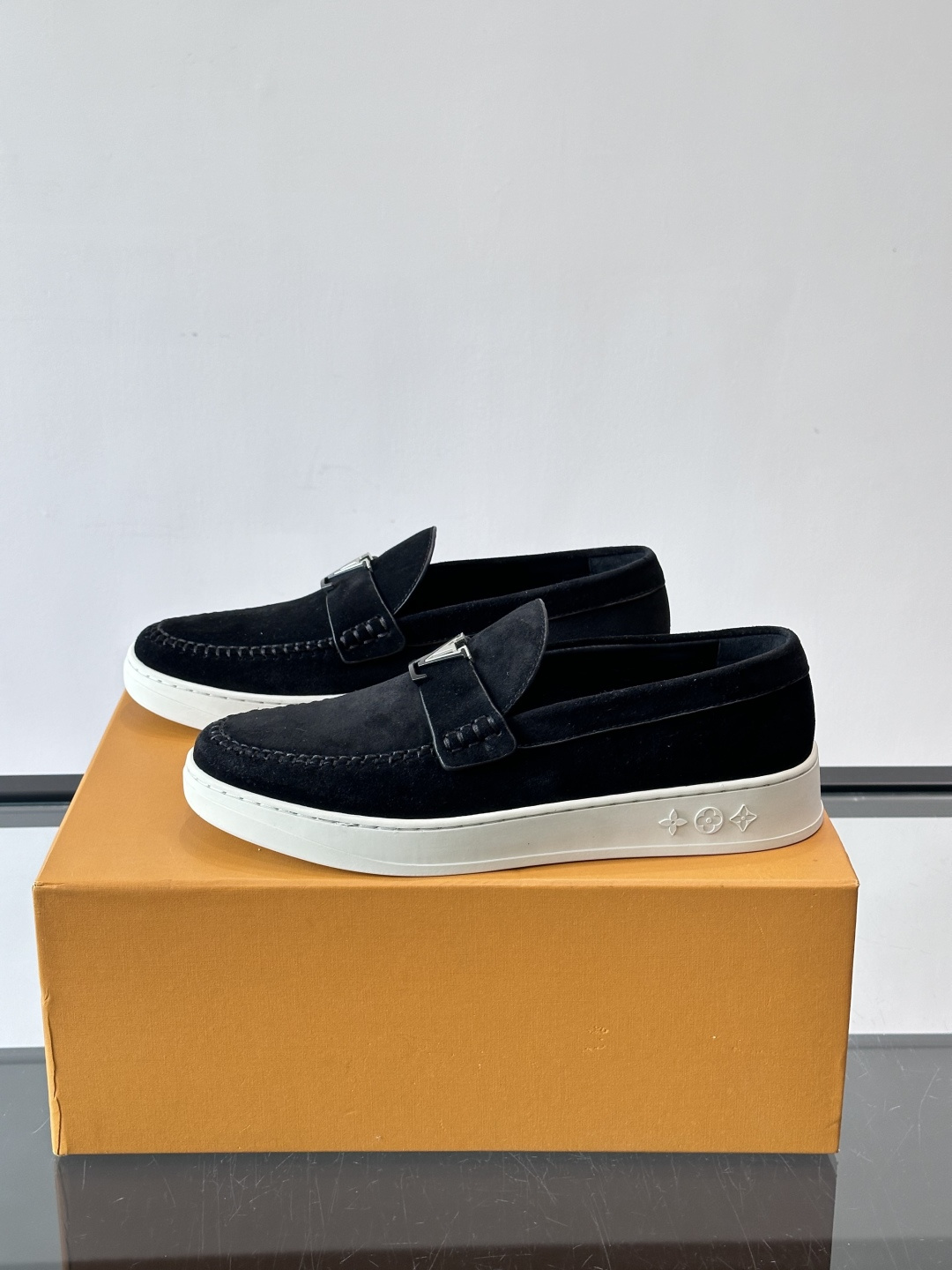 LV男士乐福鞋，采用进口麂皮，触感柔软，质感高级✨。鞋面搭配金属扣，简约又有细节感。白色橡胶鞋底，舒适耐