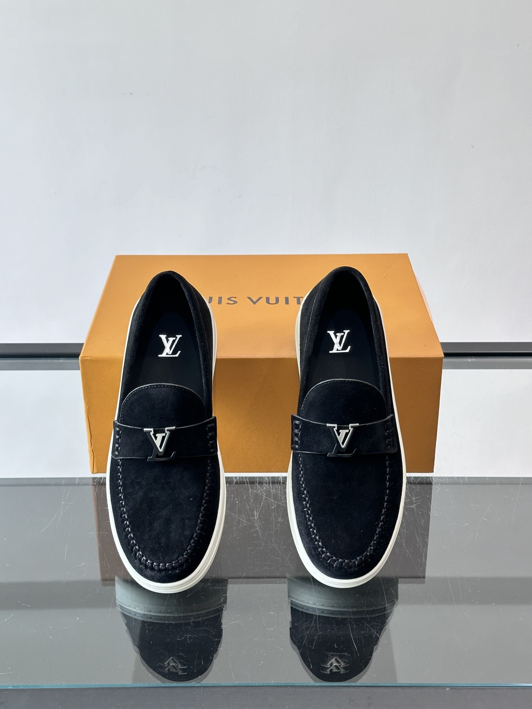 LV男士乐福鞋，采用进口麂皮，触感柔软，质感高级✨。鞋面搭配金属扣，简约又有细节感。白色橡胶鞋底，舒适耐