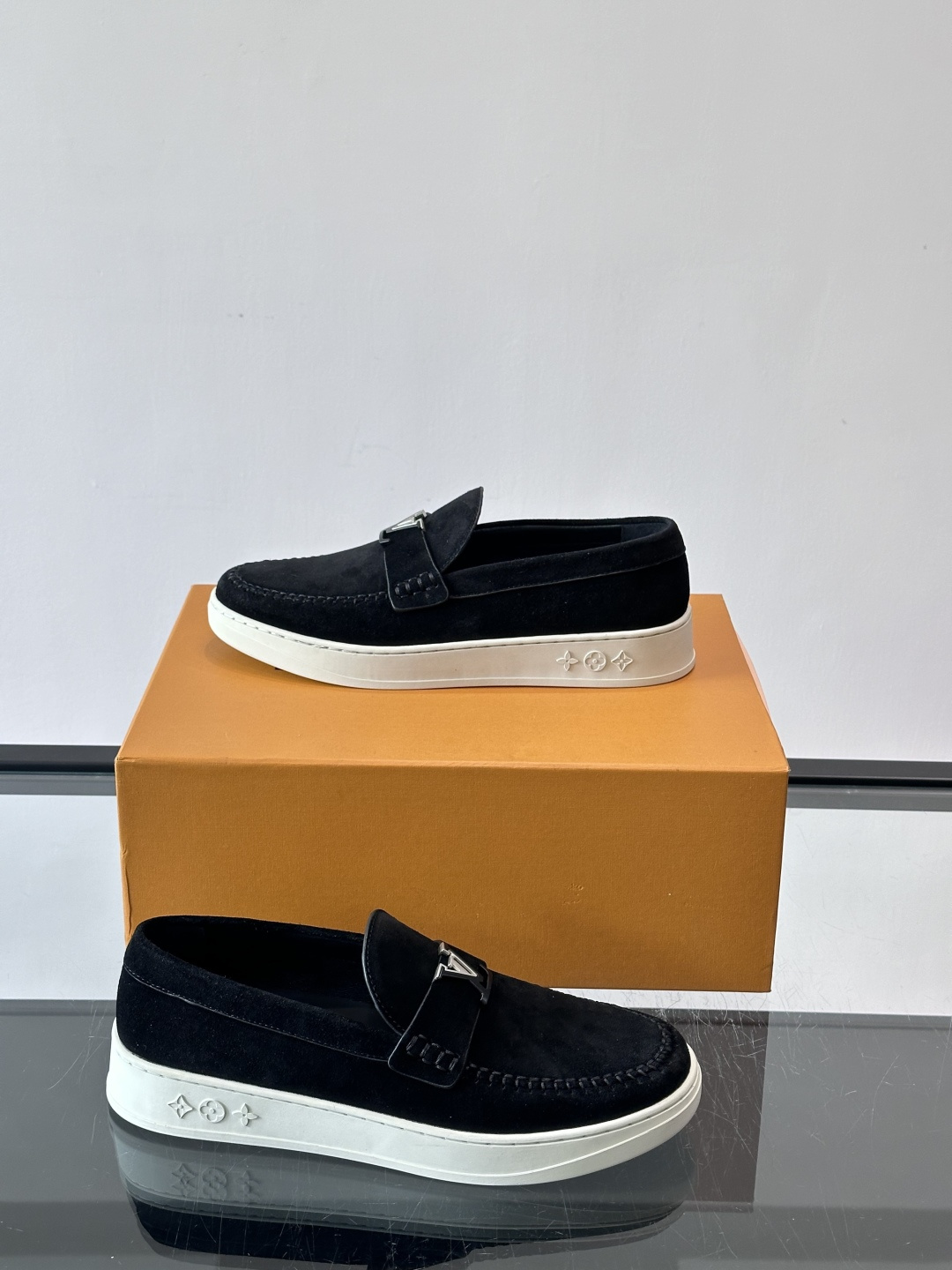 LV男士乐福鞋，采用进口麂皮，触感柔软，质感高级✨。鞋面搭配金属扣，简约又有细节感。白色橡胶鞋底，舒适耐