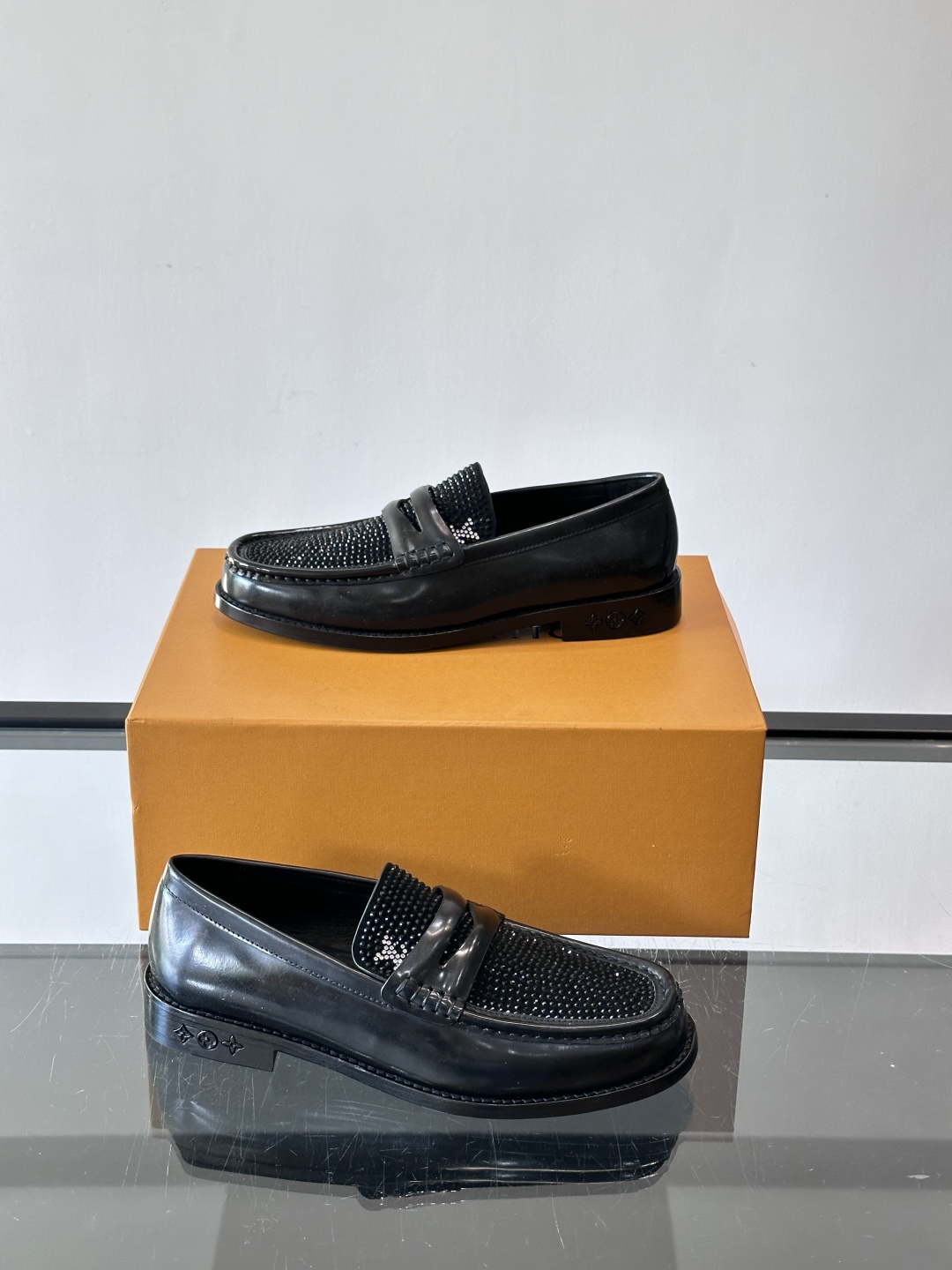 ◾️▫️L.v~高端男士正装休闲皮鞋，经典款，高端大气，进口牛皮打造，小牛皮透气内里，真皮大底，顶级品质