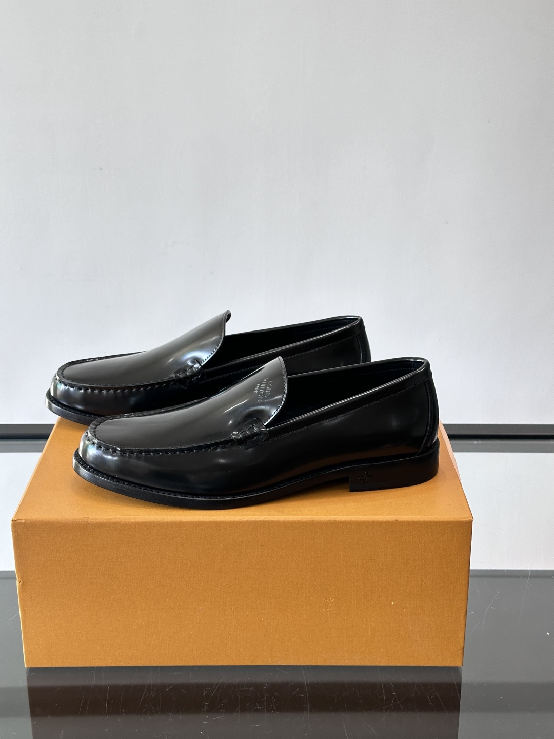 ◾️▫️L.v~高端男士正装休闲皮鞋，经典款，高端大气，进口牛皮打造，小牛皮透气内里，真皮大底，顶级品质