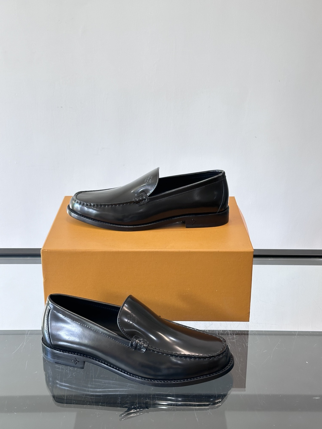 ◾️▫️L.v~高端男士正装休闲皮鞋，经典款，高端大气，进口牛皮打造，小牛皮透气内里，真皮大底，顶级品质