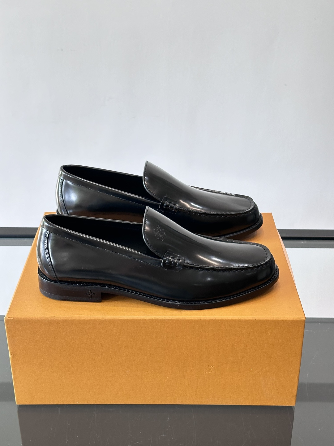 ◾️▫️L.v~高端男士正装休闲皮鞋，经典款，高端大气，进口牛皮打造，小牛皮透气内里，真皮大底，顶级品质