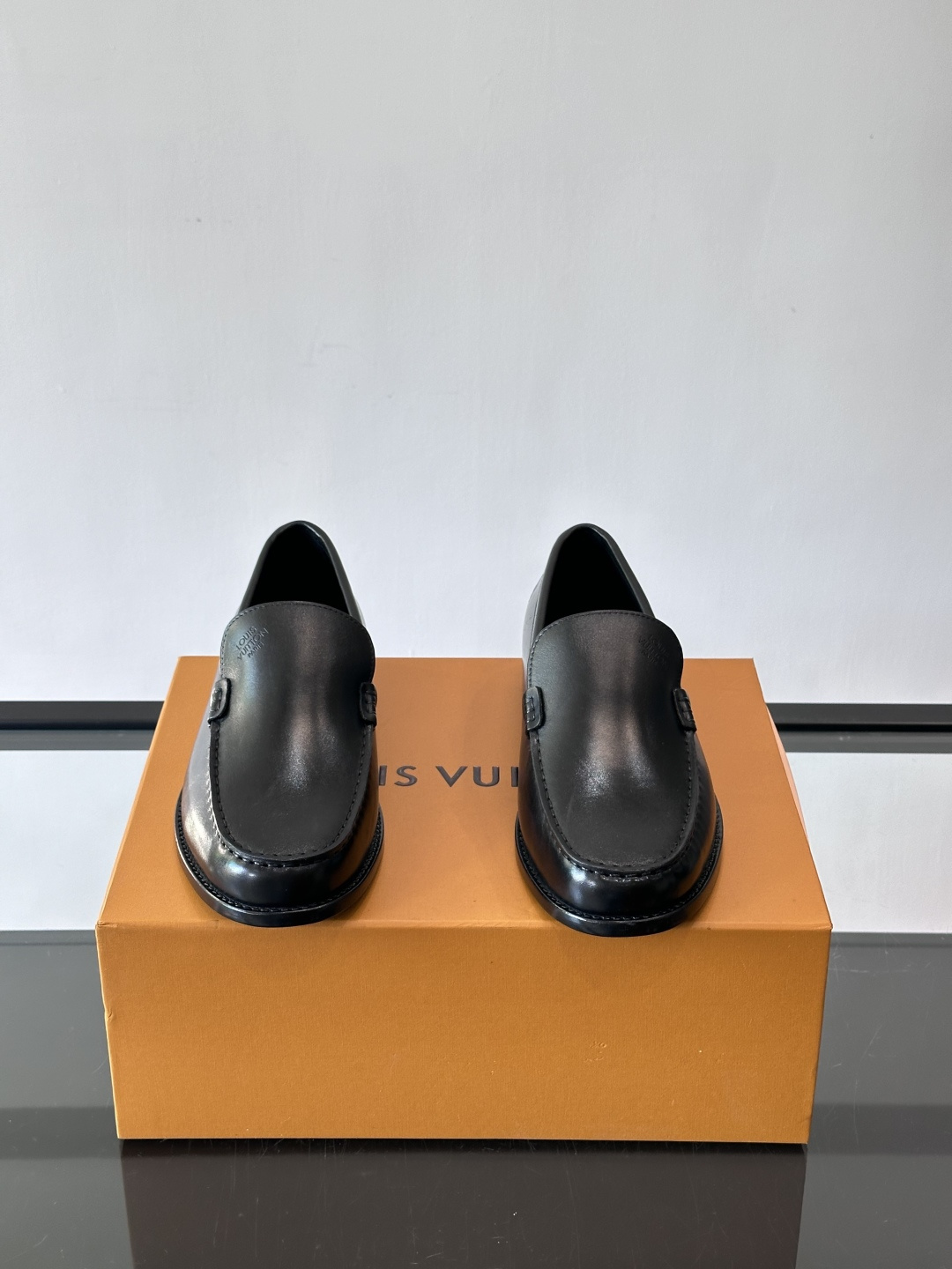◾️▫️L.v~高端男士正装休闲皮鞋，经典款，高端大气，进口牛皮打造，小牛皮透气内里，真皮大底，顶级品质