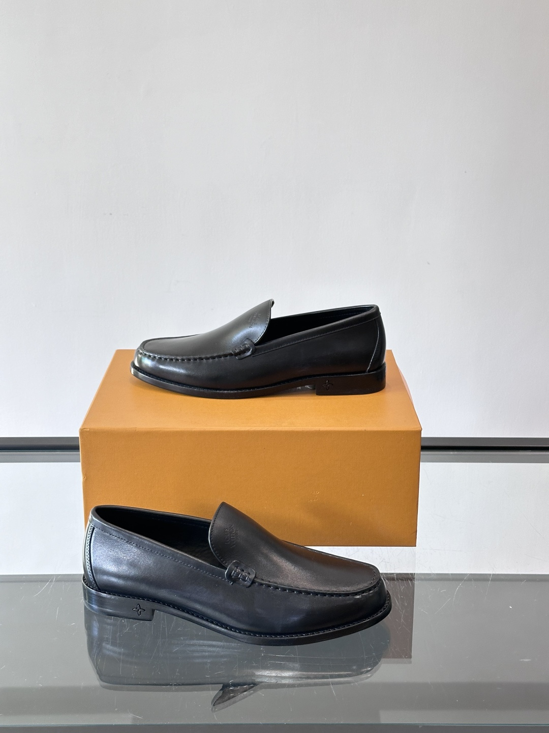 ◾️▫️L.v~高端男士正装休闲皮鞋，经典款，高端大气，进口牛皮打造，小牛皮透气内里，真皮大底，顶级品质