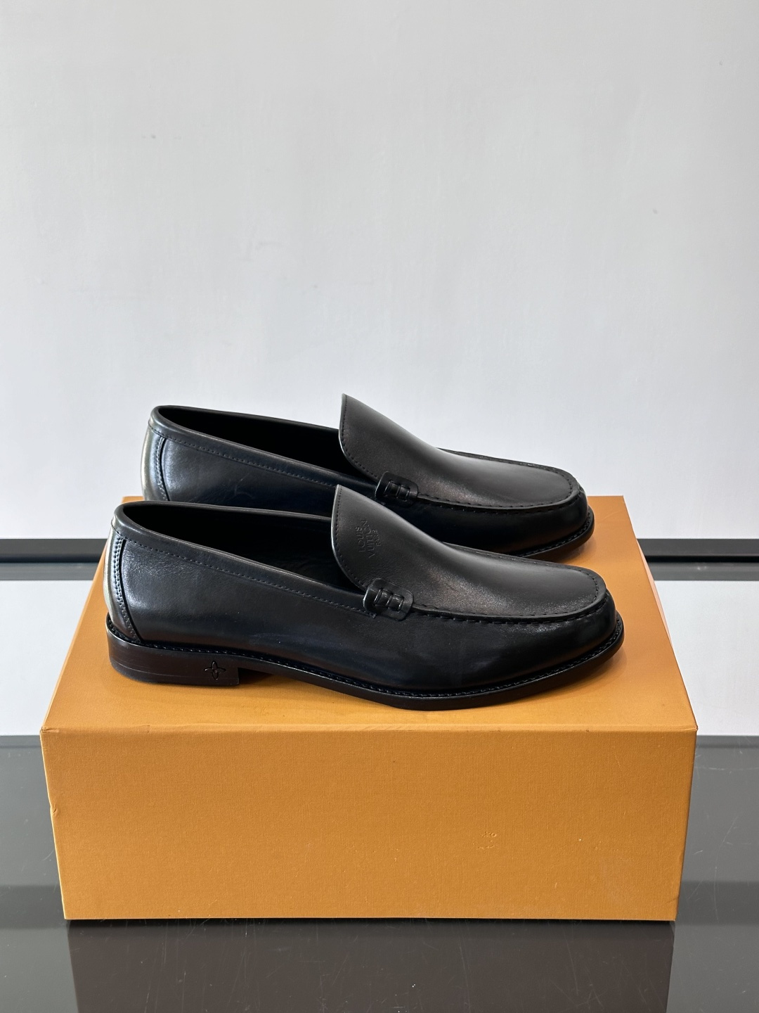 ◾️▫️L.v~高端男士正装休闲皮鞋，经典款，高端大气，进口牛皮打造，小牛皮透气内里，真皮大底，顶级品质