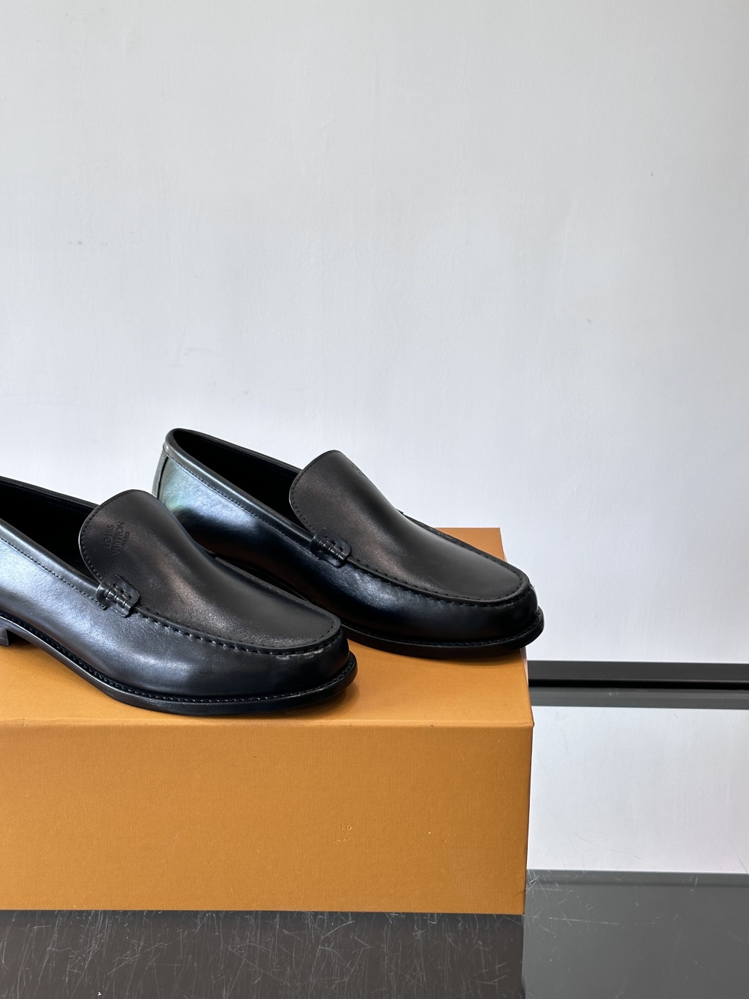 ◾️▫️L.v~高端男士正装休闲皮鞋，经典款，高端大气，进口牛皮打造，小牛皮透气内里，真皮大底，顶级品质