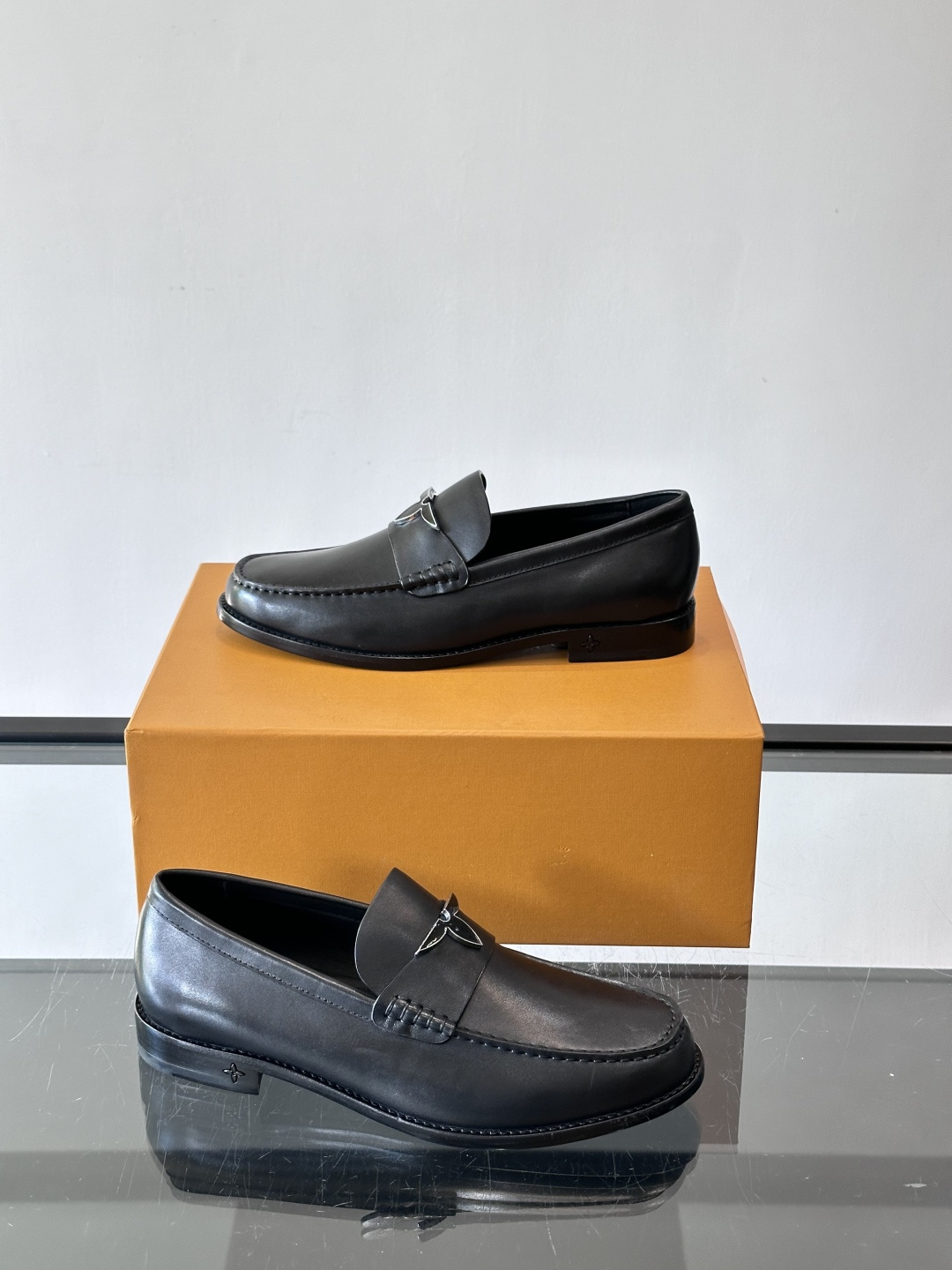 ◾️▫️L.v~高端男士正装休闲皮鞋，经典款，高端大气，进口牛皮打造，小牛皮透气内里，真皮大底，顶级品质