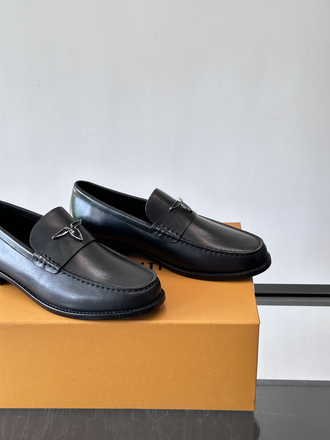 ◾️▫️L.v~高端男士正装休闲皮鞋，经典款，高端大气，进口牛皮打造，小牛皮透气内里，真皮大底，顶级品质