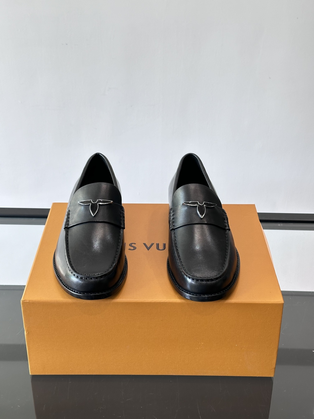 ◾️▫️L.v~高端男士正装休闲皮鞋，经典款，高端大气，进口牛皮打造，小牛皮透气内里，真皮大底，顶级品质