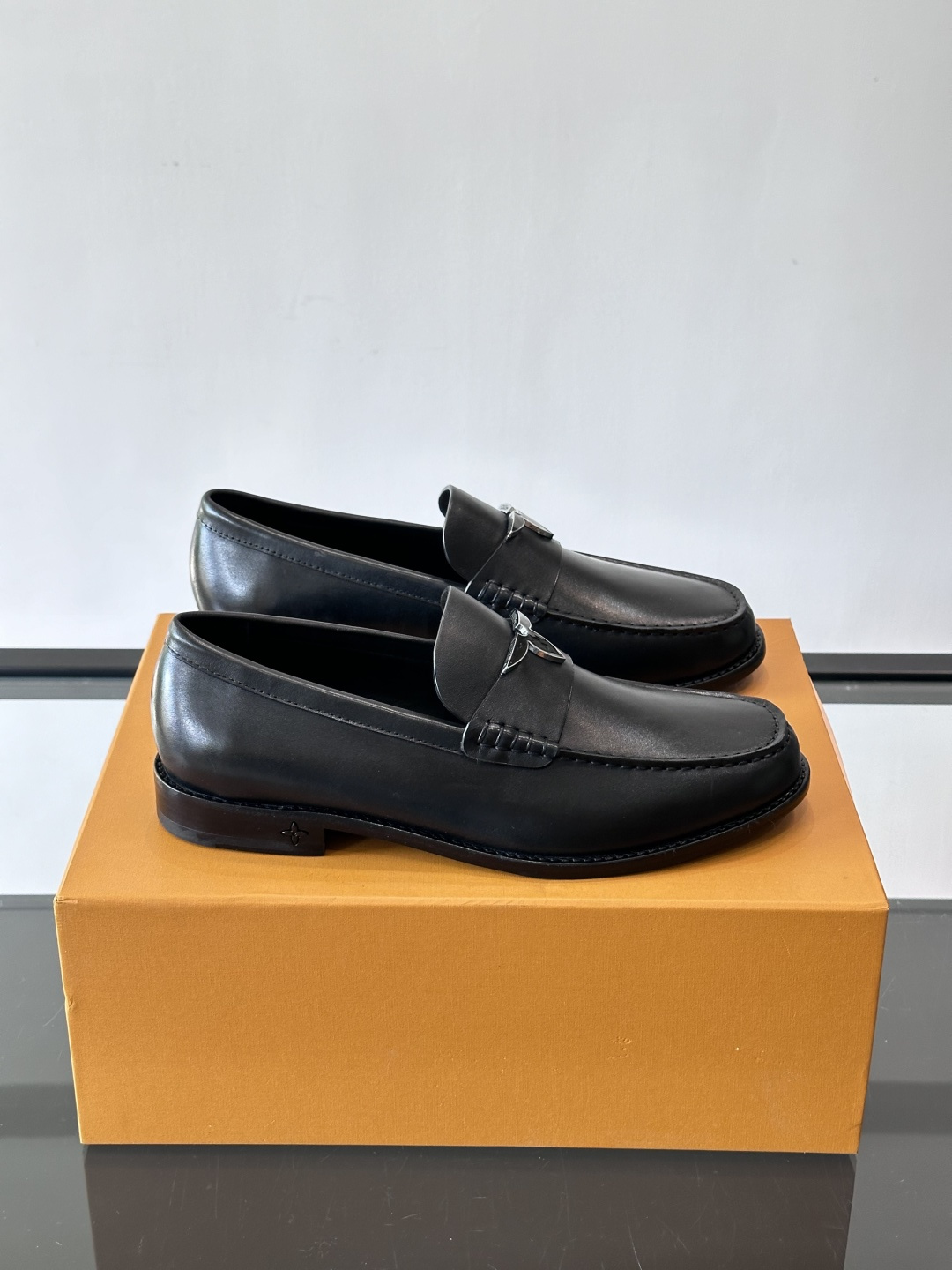 ◾️▫️L.v~高端男士正装休闲皮鞋，经典款，高端大气，进口牛皮打造，小牛皮透气内里，真皮大底，顶级品质