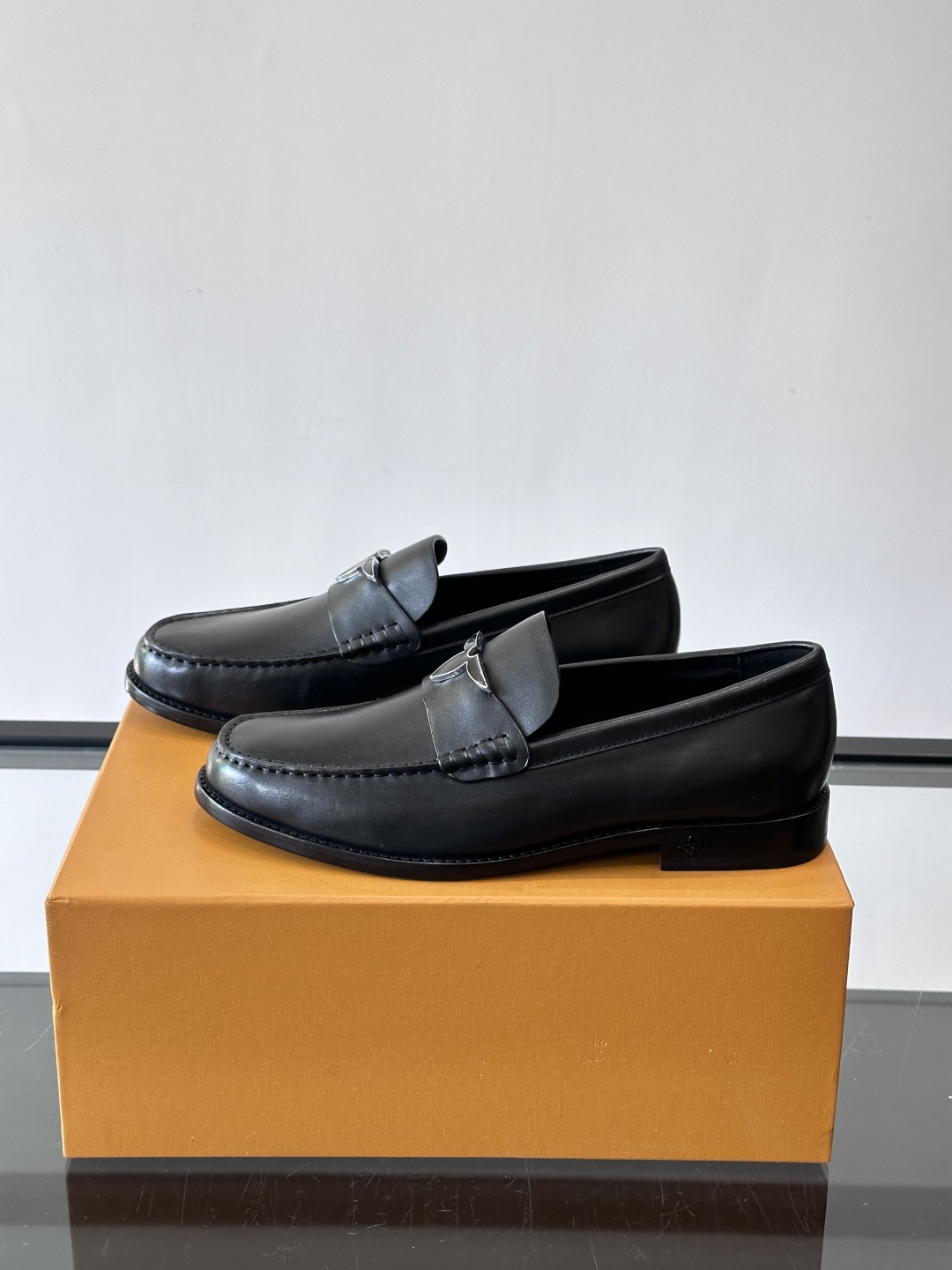 ◾️▫️L.v~高端男士正装休闲皮鞋，经典款，高端大气，进口牛皮打造，小牛皮透气内里，真皮大底，顶级品质