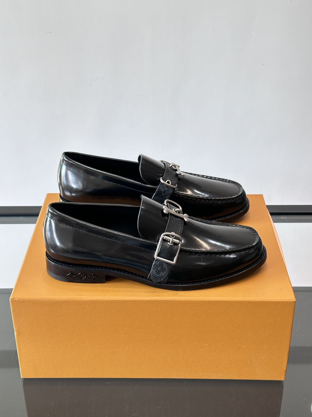 ◾️▫️L.v~高端男士正装休闲皮鞋，经典款，高端大气，进口牛皮打造，小牛皮透气内里，真皮大底，顶级品质