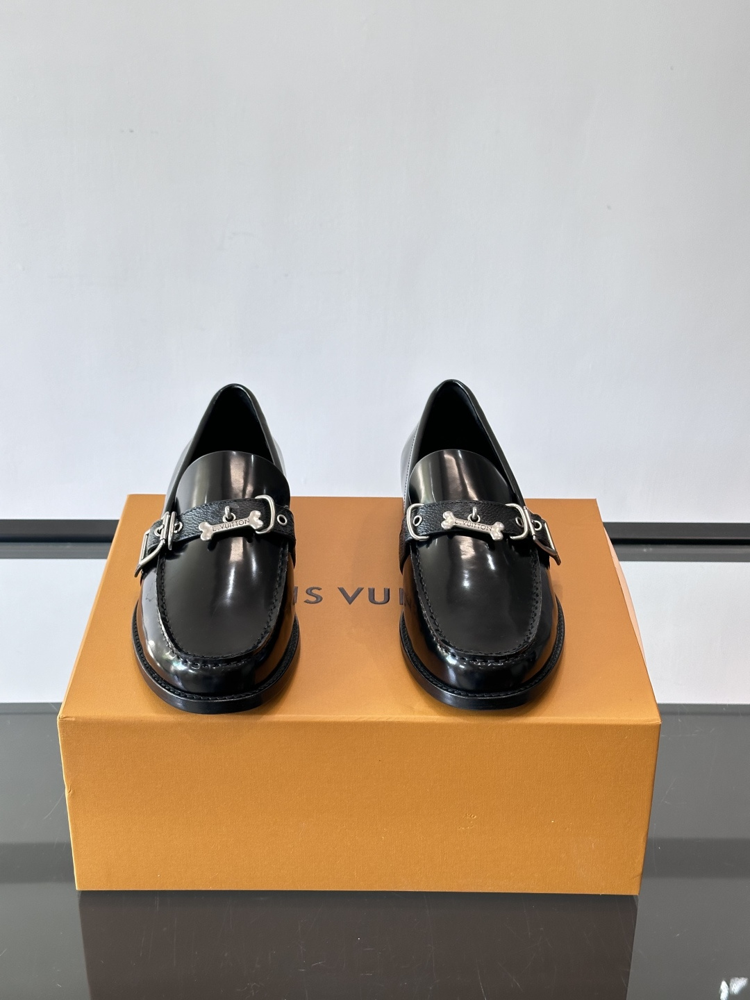 ◾️▫️L.v~高端男士正装休闲皮鞋，经典款，高端大气，进口牛皮打造，小牛皮透气内里，真皮大底，顶级品质