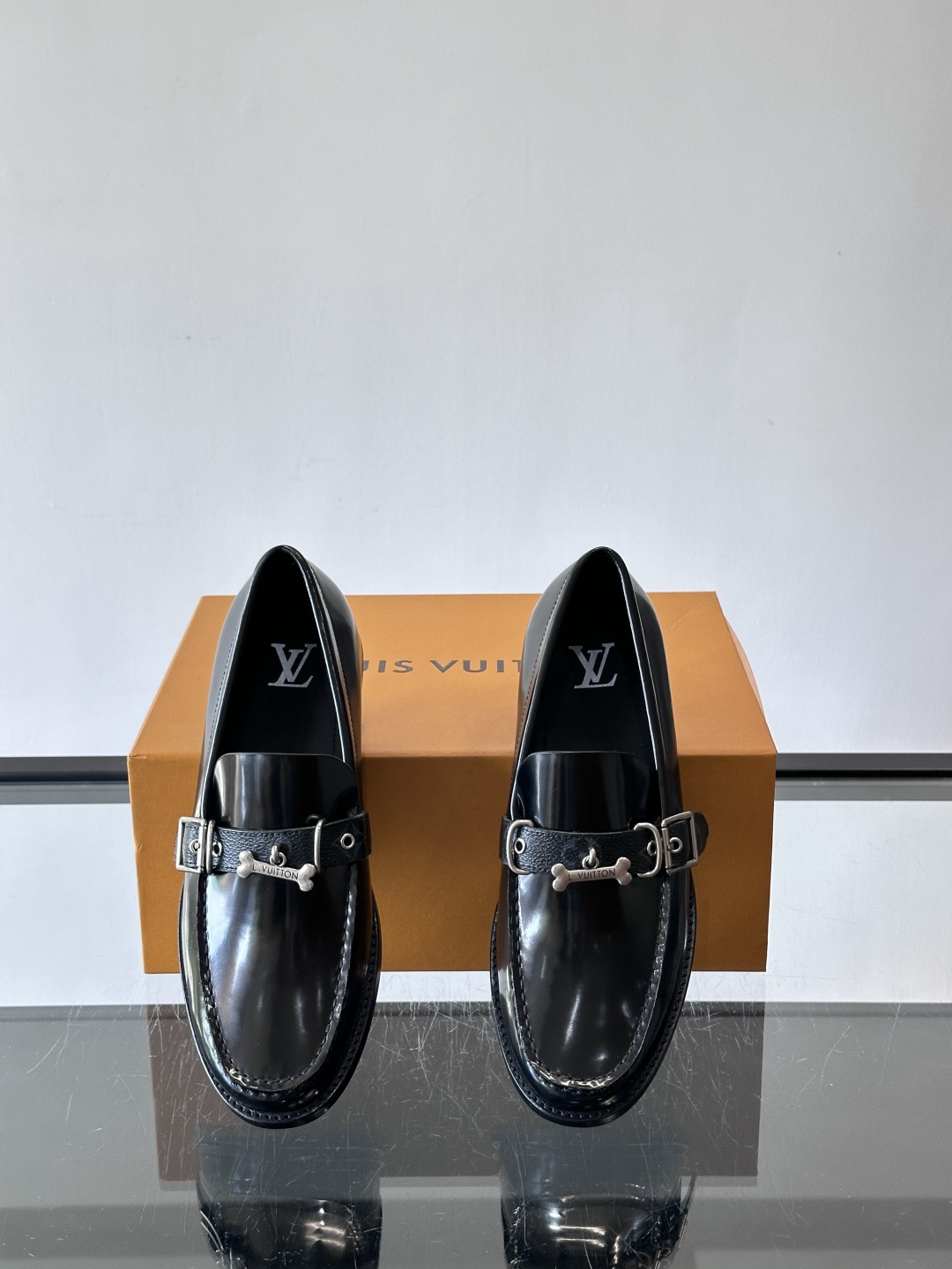 ◾️▫️L.v~高端男士正装休闲皮鞋，经典款，高端大气，进口牛皮打造，小牛皮透气内里，真皮大底，顶级品质