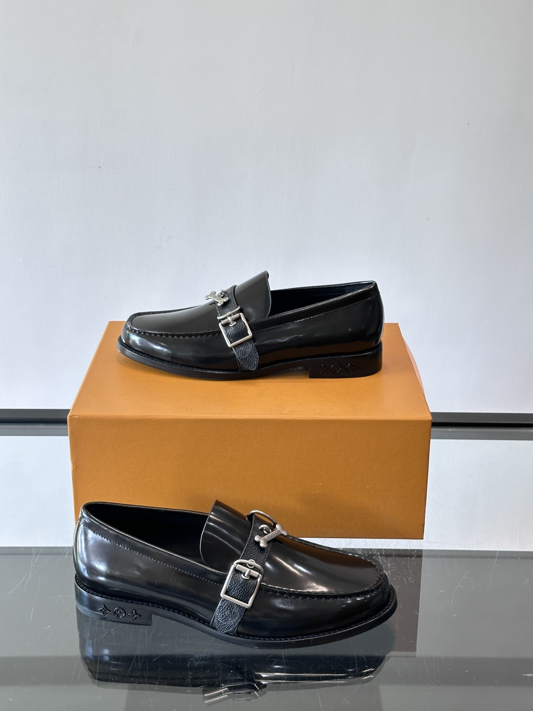 ◾️▫️L.v~高端男士正装休闲皮鞋，经典款，高端大气，进口牛皮打造，小牛皮透气内里，真皮大底，顶级品质