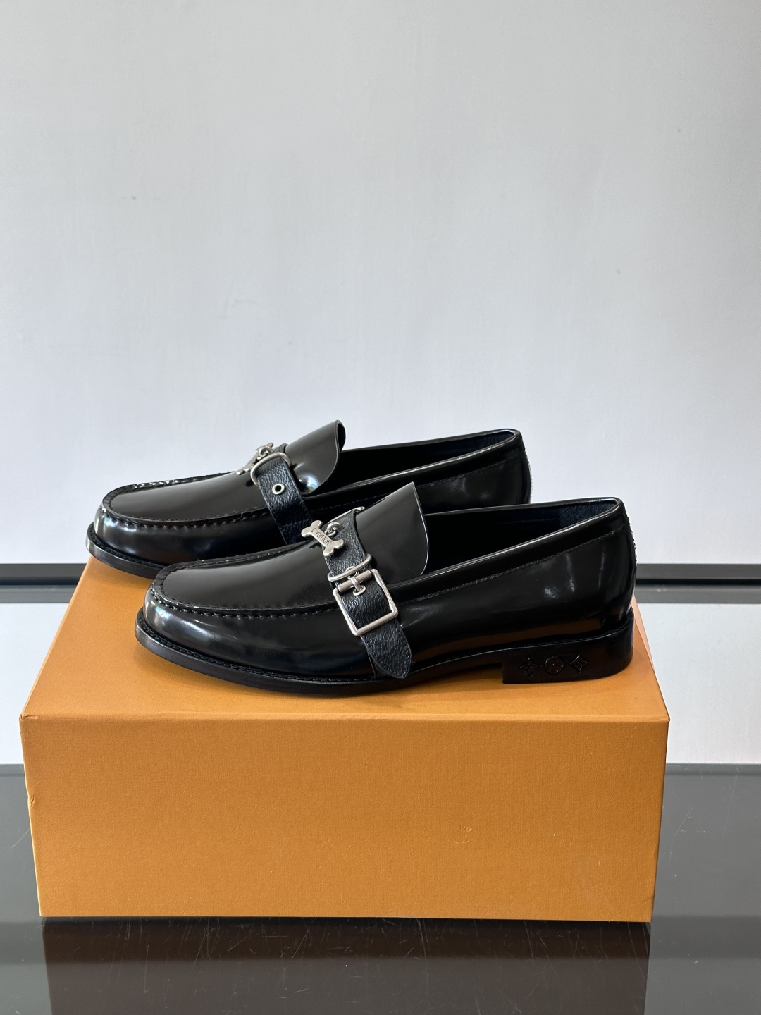 ◾️▫️L.v~高端男士正装休闲皮鞋，经典款，高端大气，进口牛皮打造，小牛皮透气内里，真皮大底，顶级品质