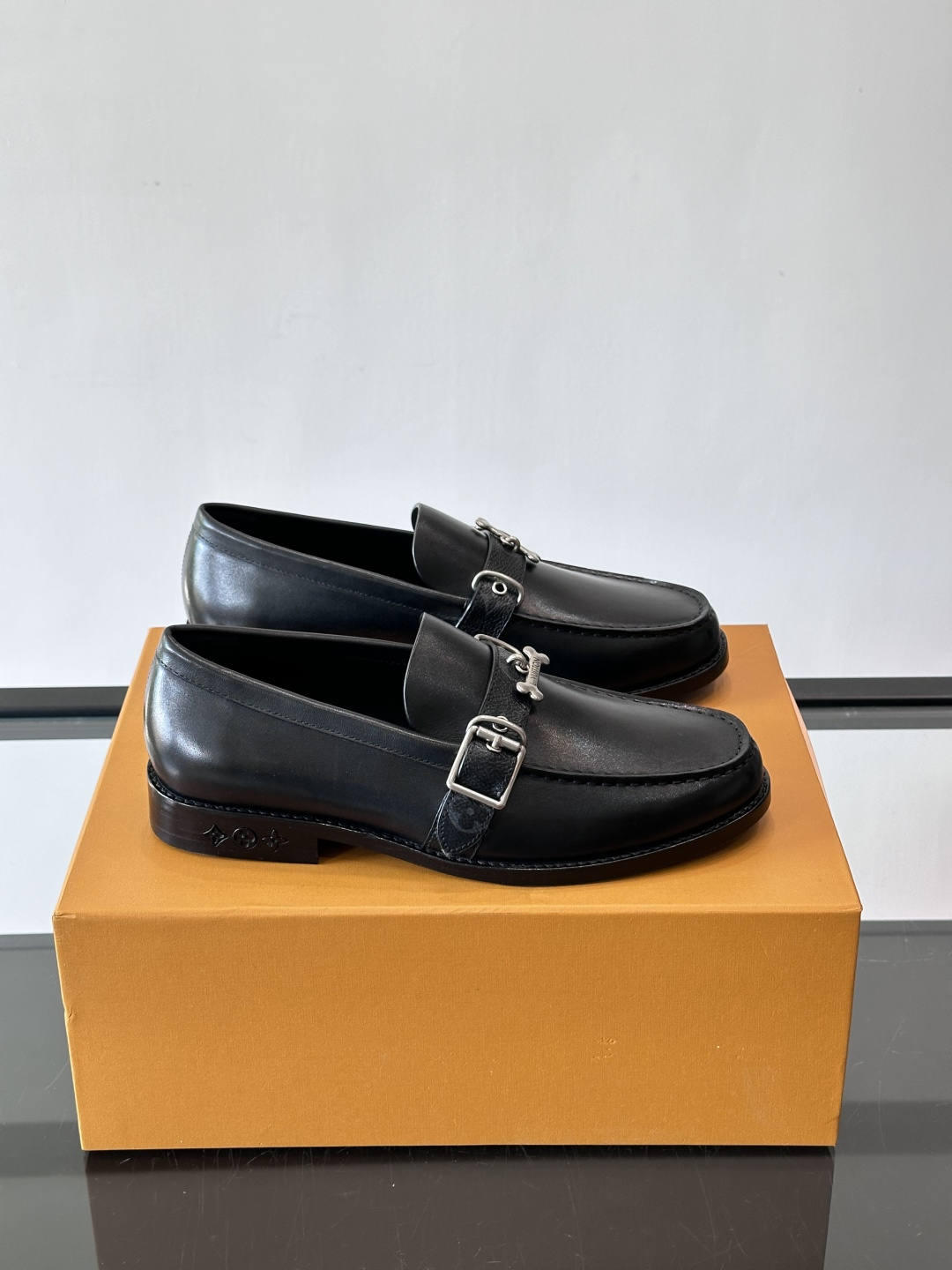 ◾️▫️L.v~高端男士正装休闲皮鞋，经典款，高端大气，进口牛皮打造，小牛皮透气内里，真皮大底，顶级品质