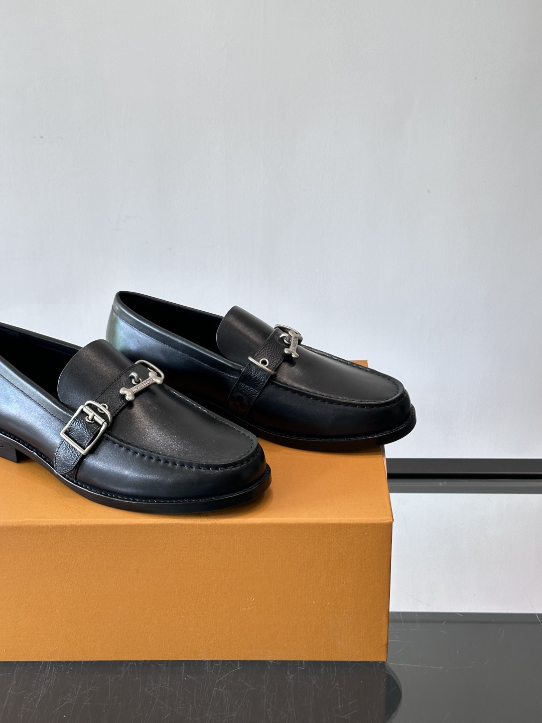 ◾️▫️L.v~高端男士正装休闲皮鞋，经典款，高端大气，进口牛皮打造，小牛皮透气内里，真皮大底，顶级品质